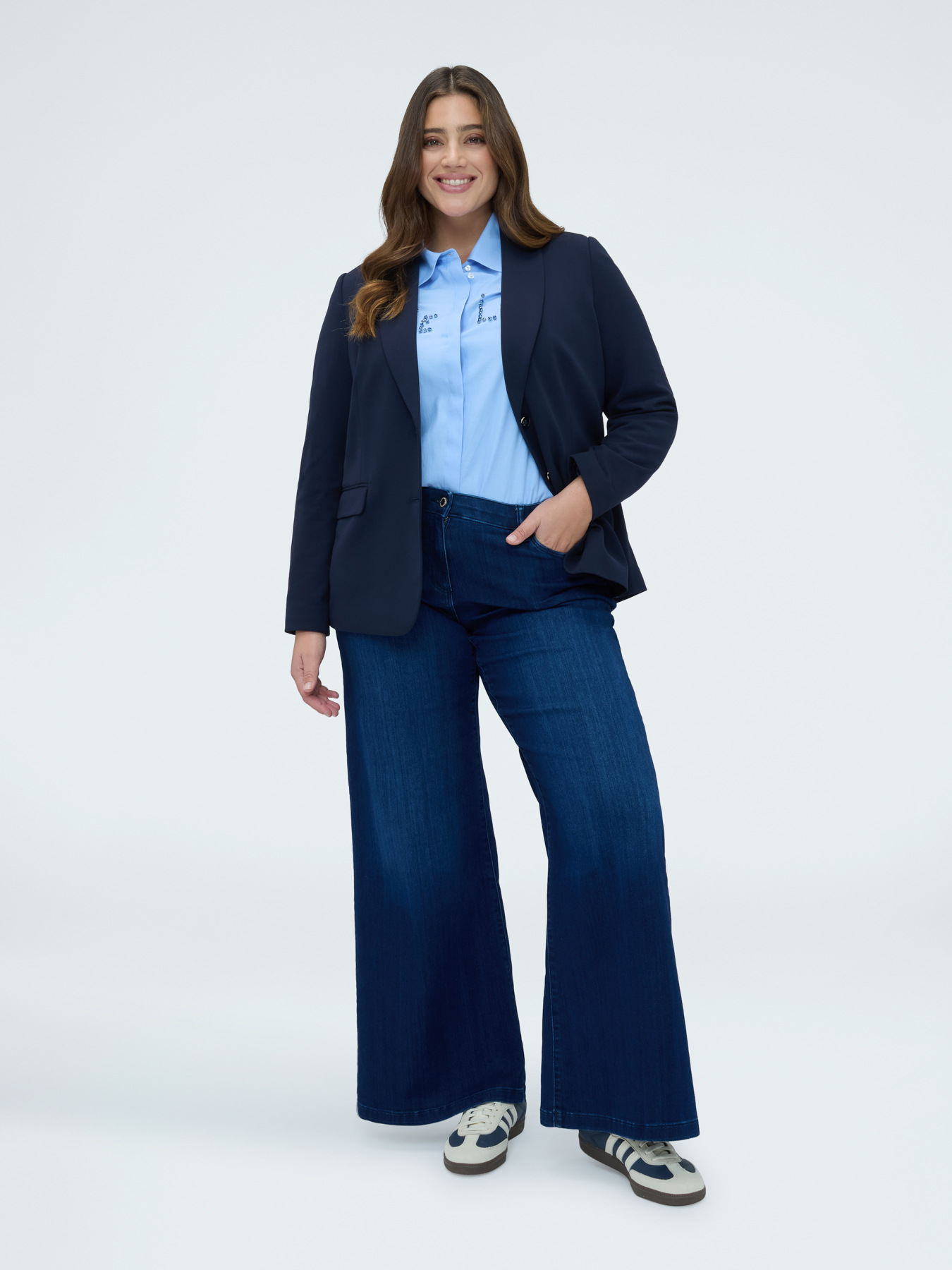 Blazer ajust&eacute; en tissu stretch image number 2