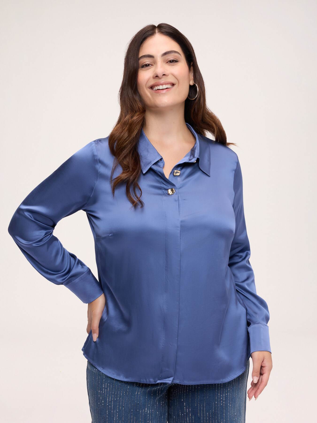Blusa in raso stretch con bottoni gioiello image number 0