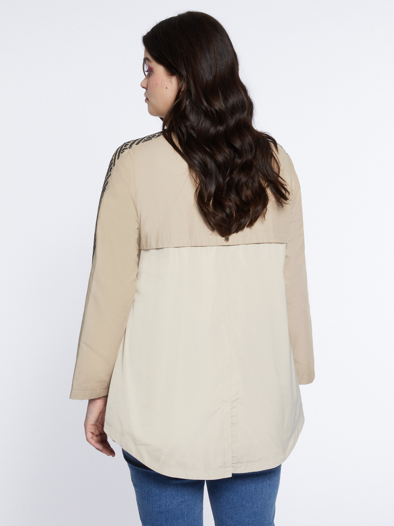 Parka ligera con bordado &eacute;tnico image number 1