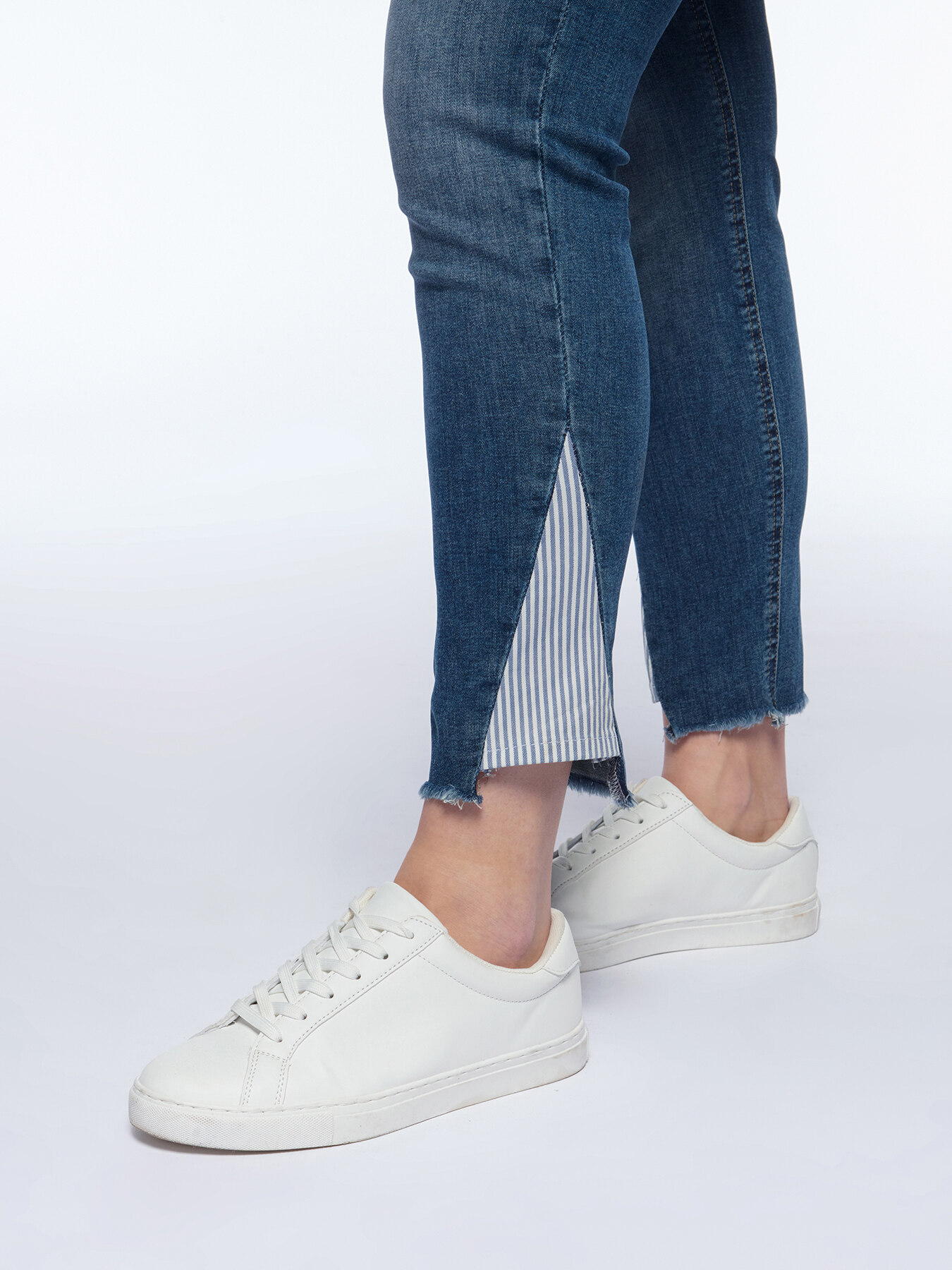 Jeans skinny con inserto a righe image number 2