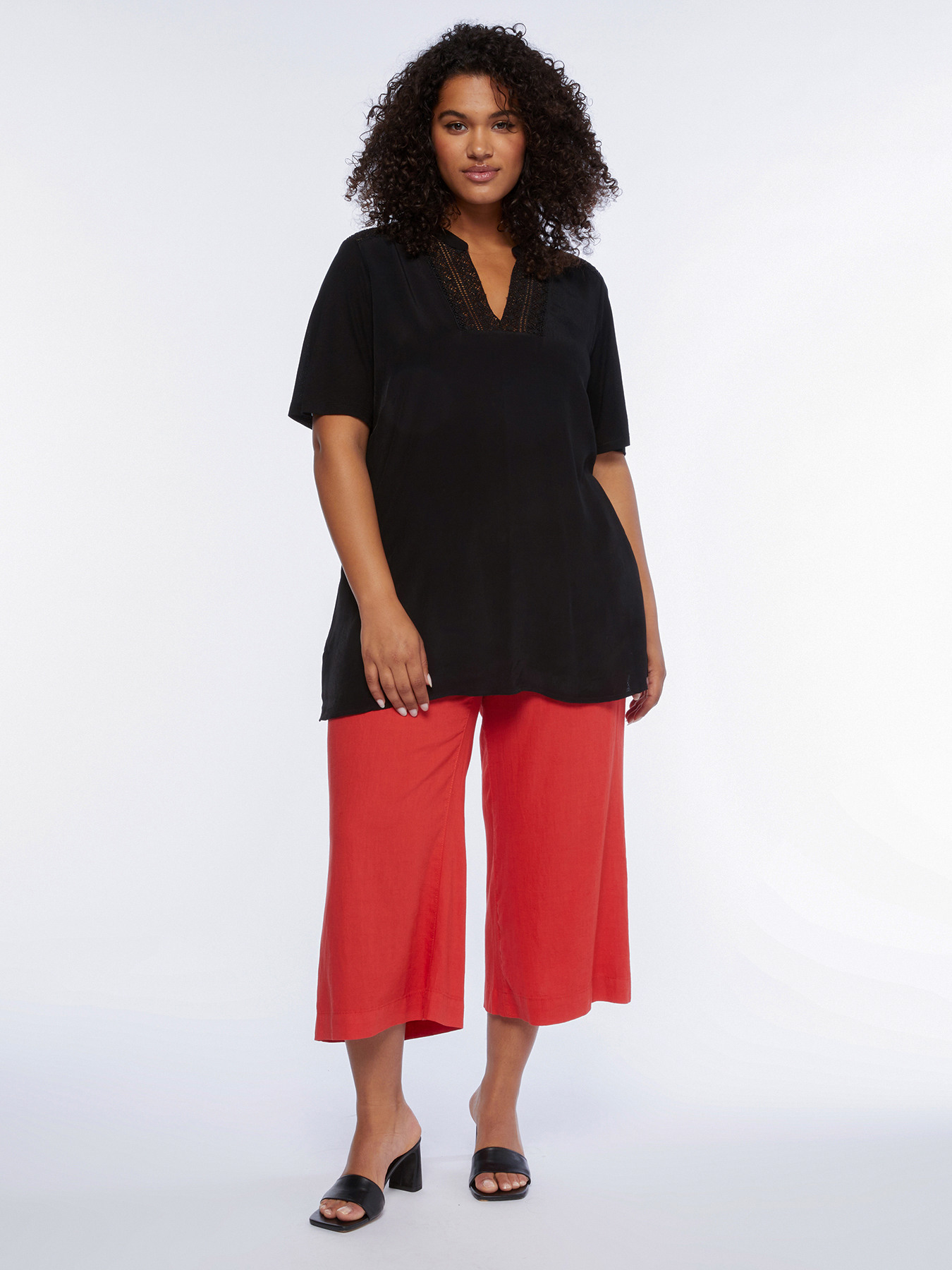 Cropped-Hose mit gerade geschnittenem Bein image number 2