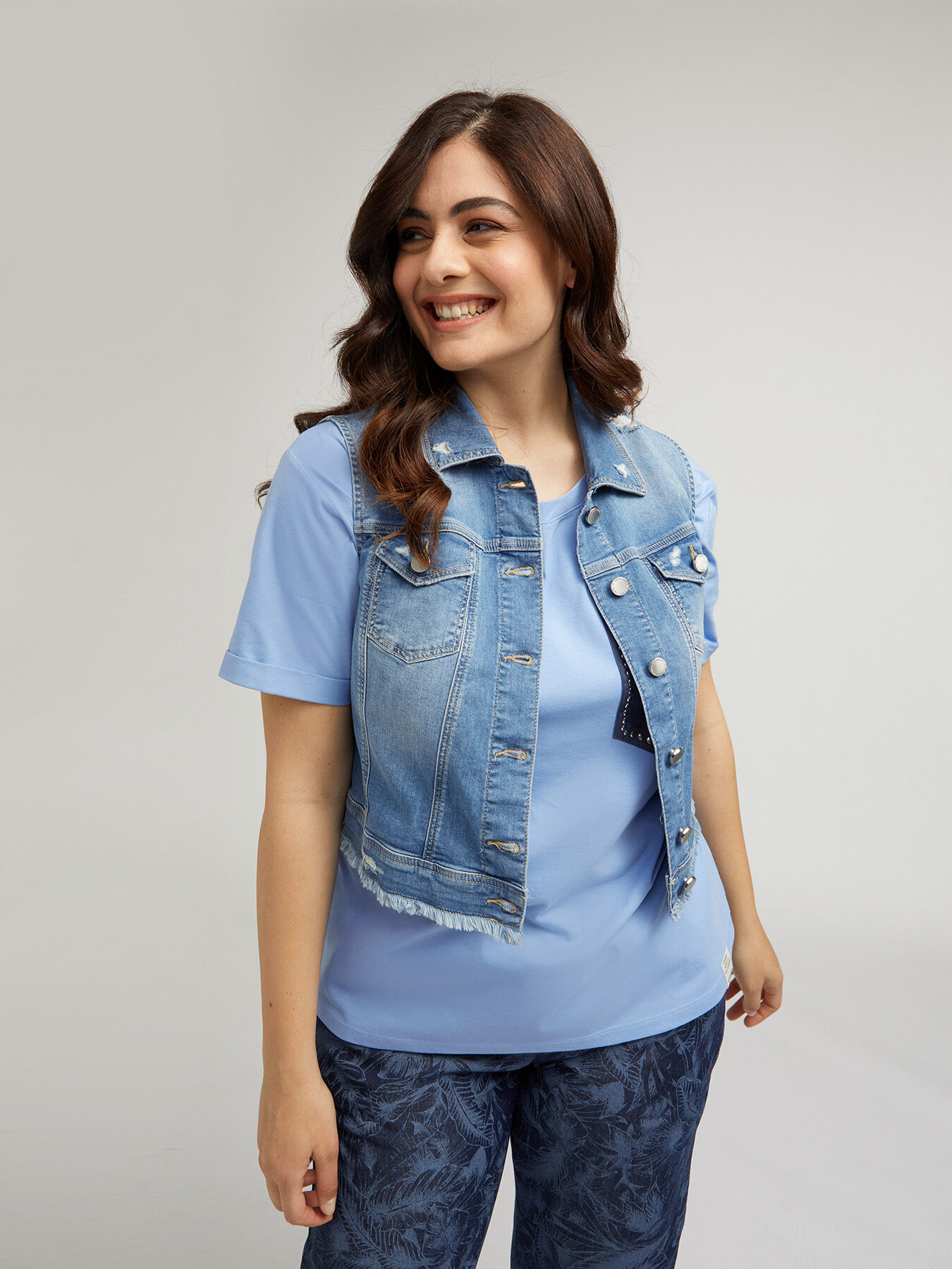 Chaleco de tela vaquera con rotos image number 2