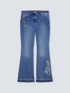 Flare Jeans Turchese mit üppiger Stickerei image number 4