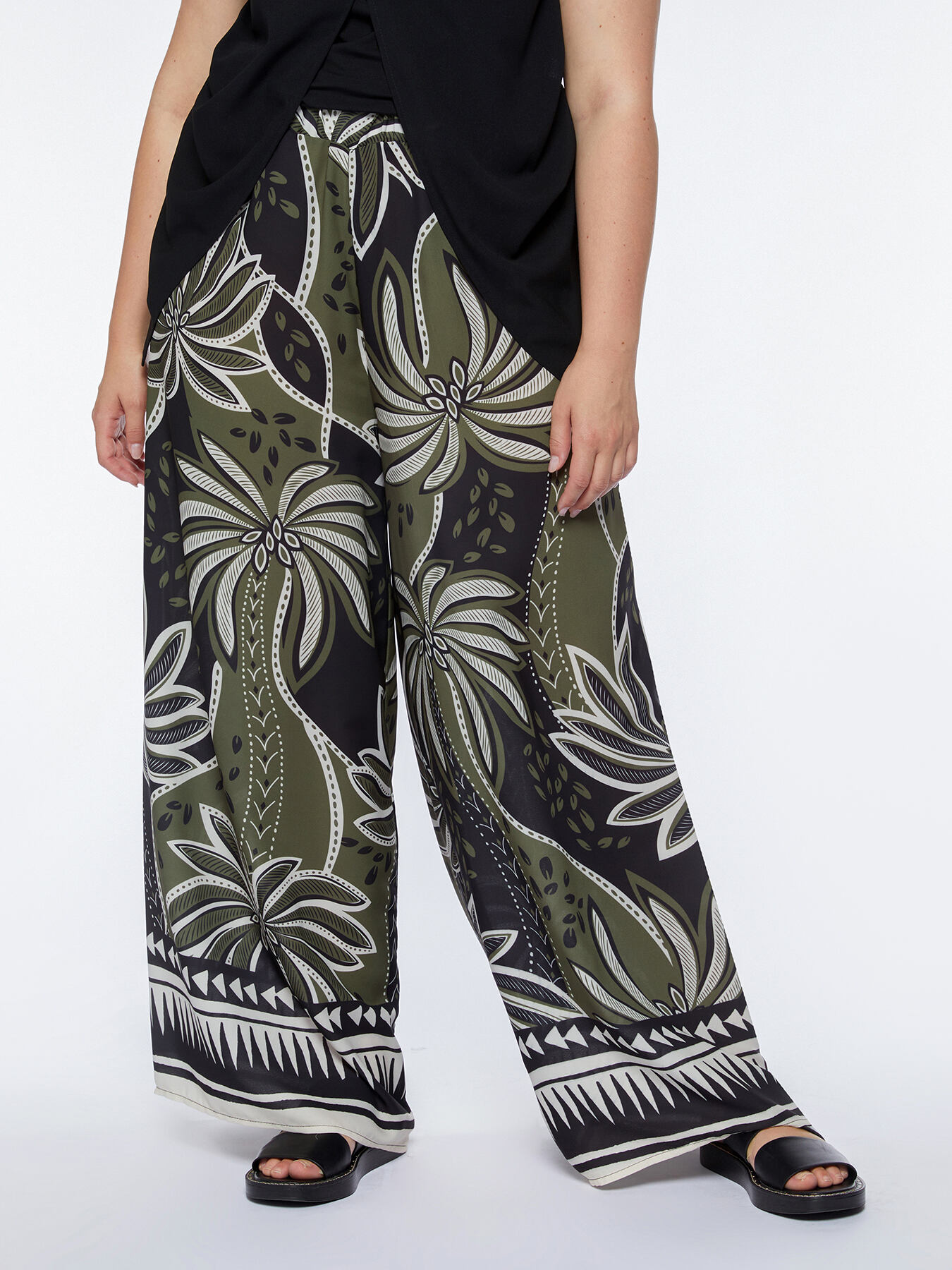 Pantalones anchos estampados image number 4