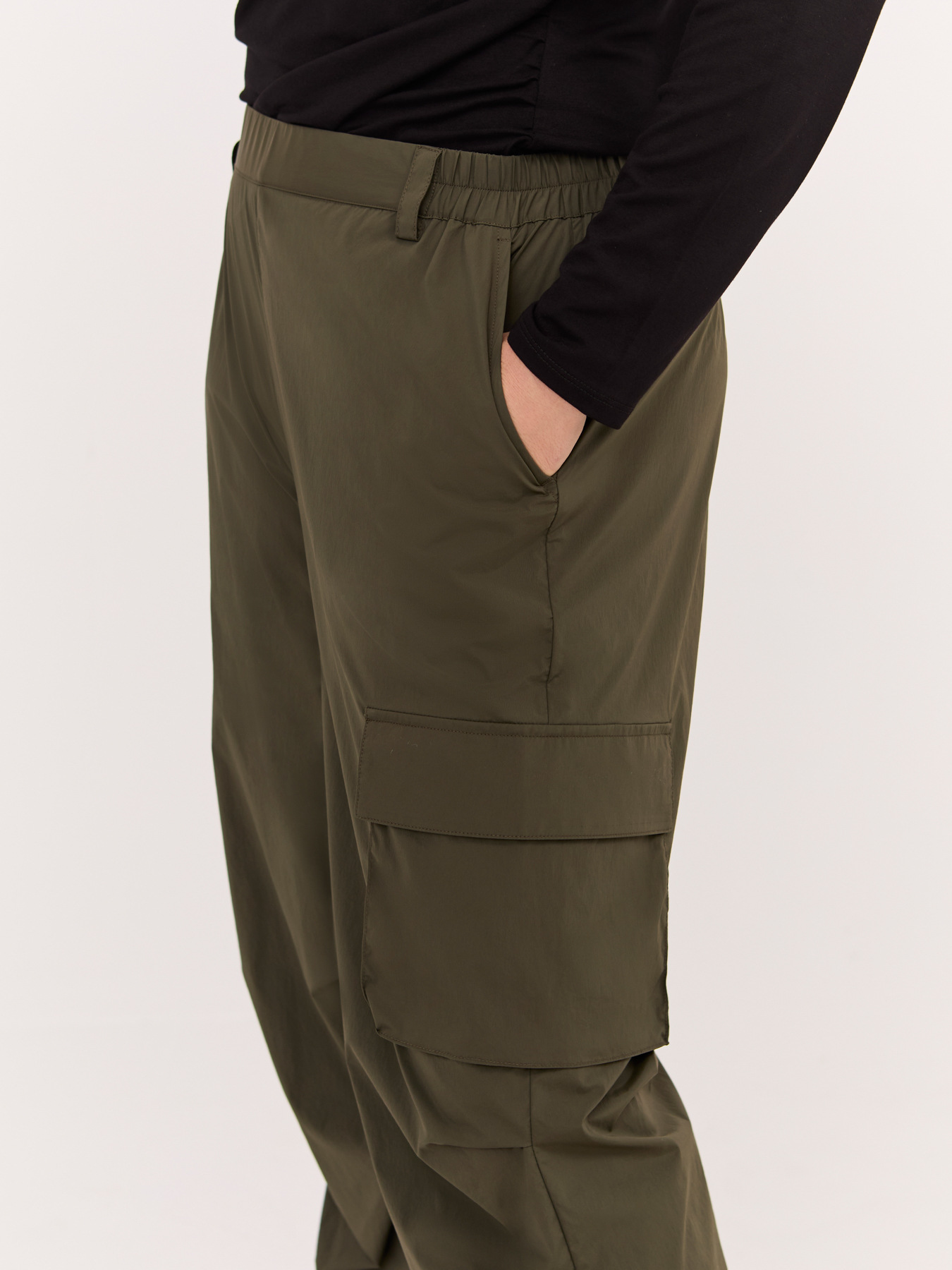 Pantaloni cargo in nylon image number 2