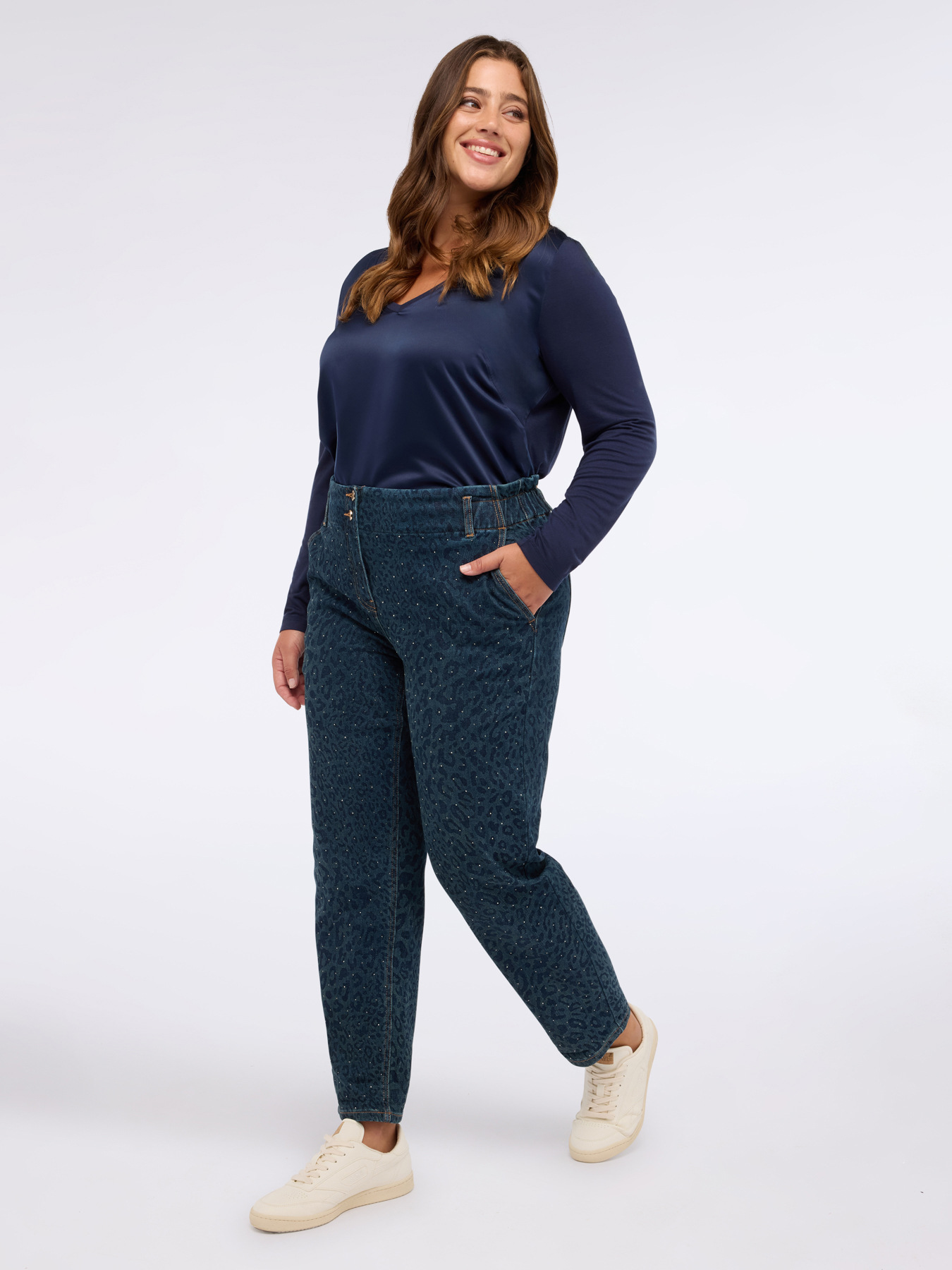 Two-material V-neck T-shirt with long sleeves image number 2