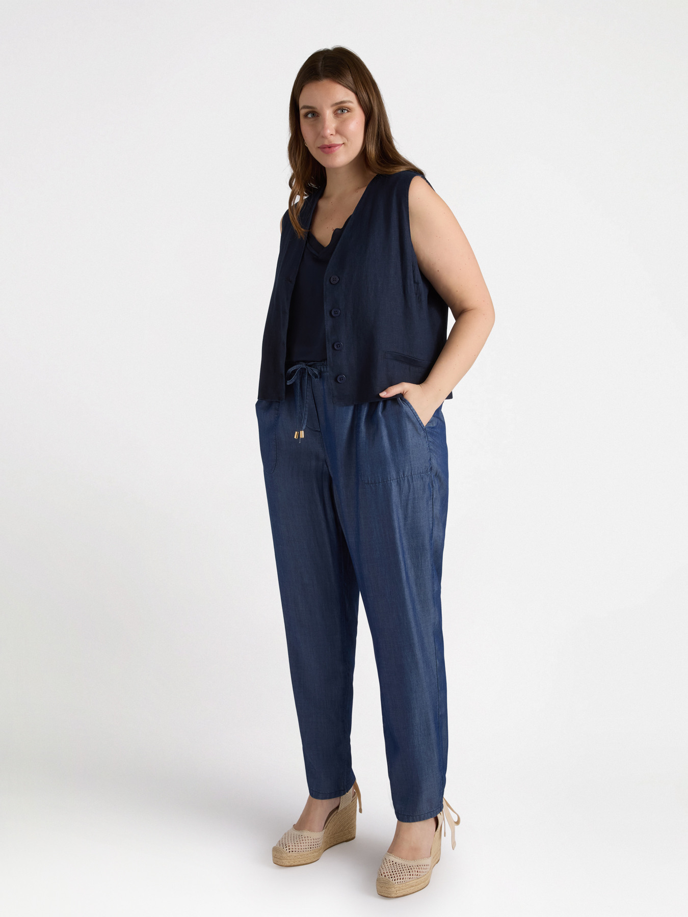 Jean mod&egrave;le jogger en fibres TENCEL&trade; image number 2