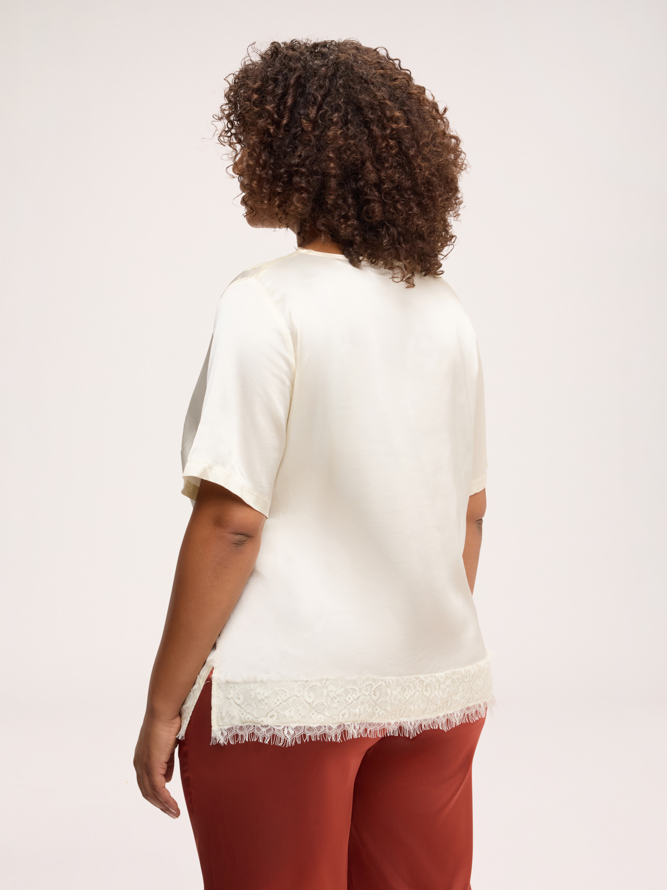 Satinbluse mit Spitzendetails image number 1