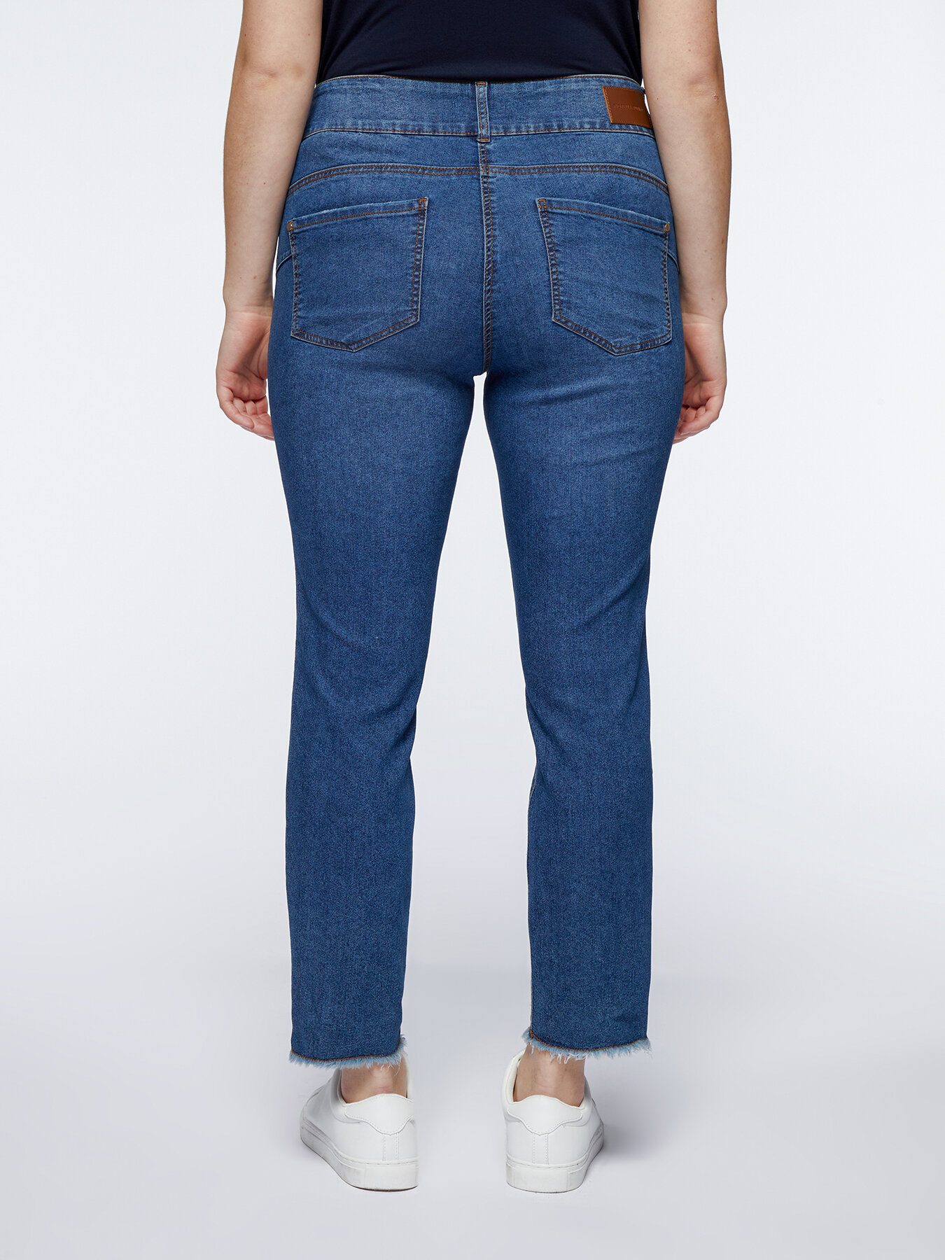 Skinny jeans with embroidered lettering image number 1