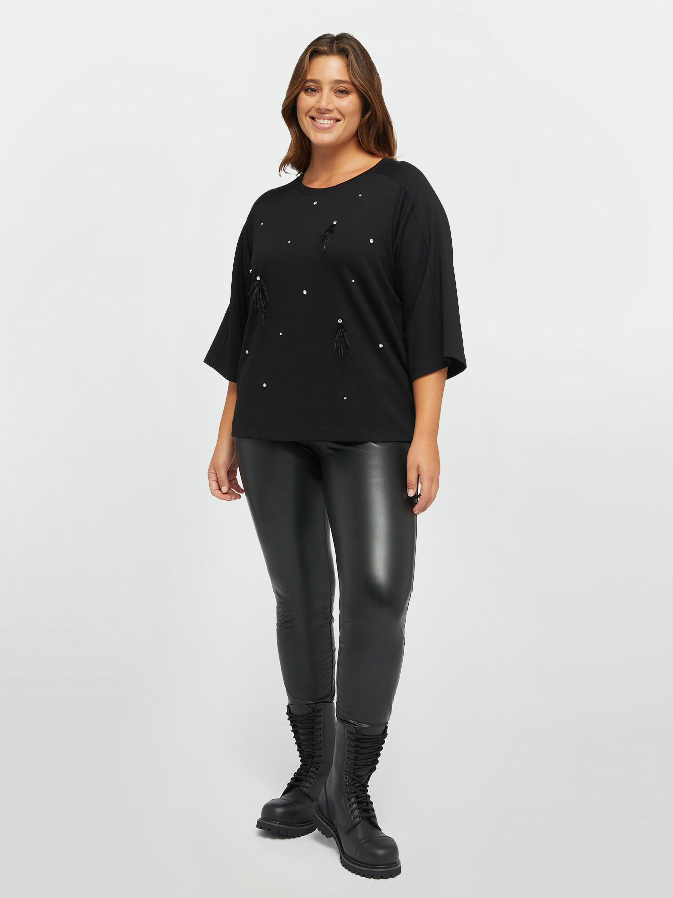 Sweatshirt with crystals and feathers image number 3