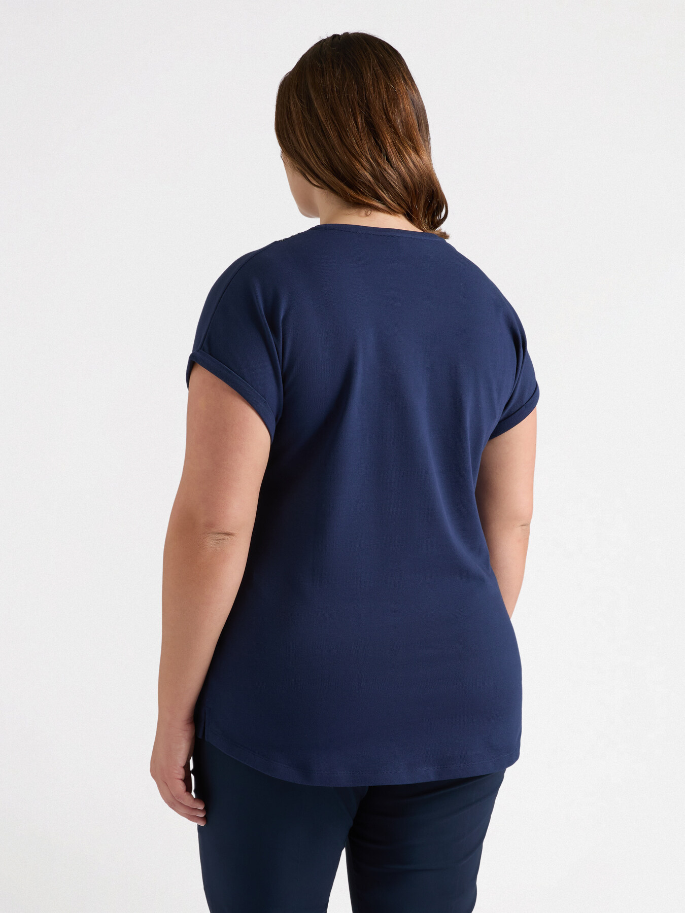 T-shirt con scollo ricamato image number 1