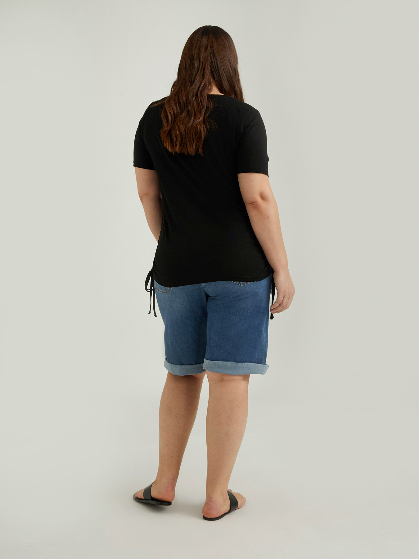 Pantaloni corti in denim con ricamo e strappi image number 1