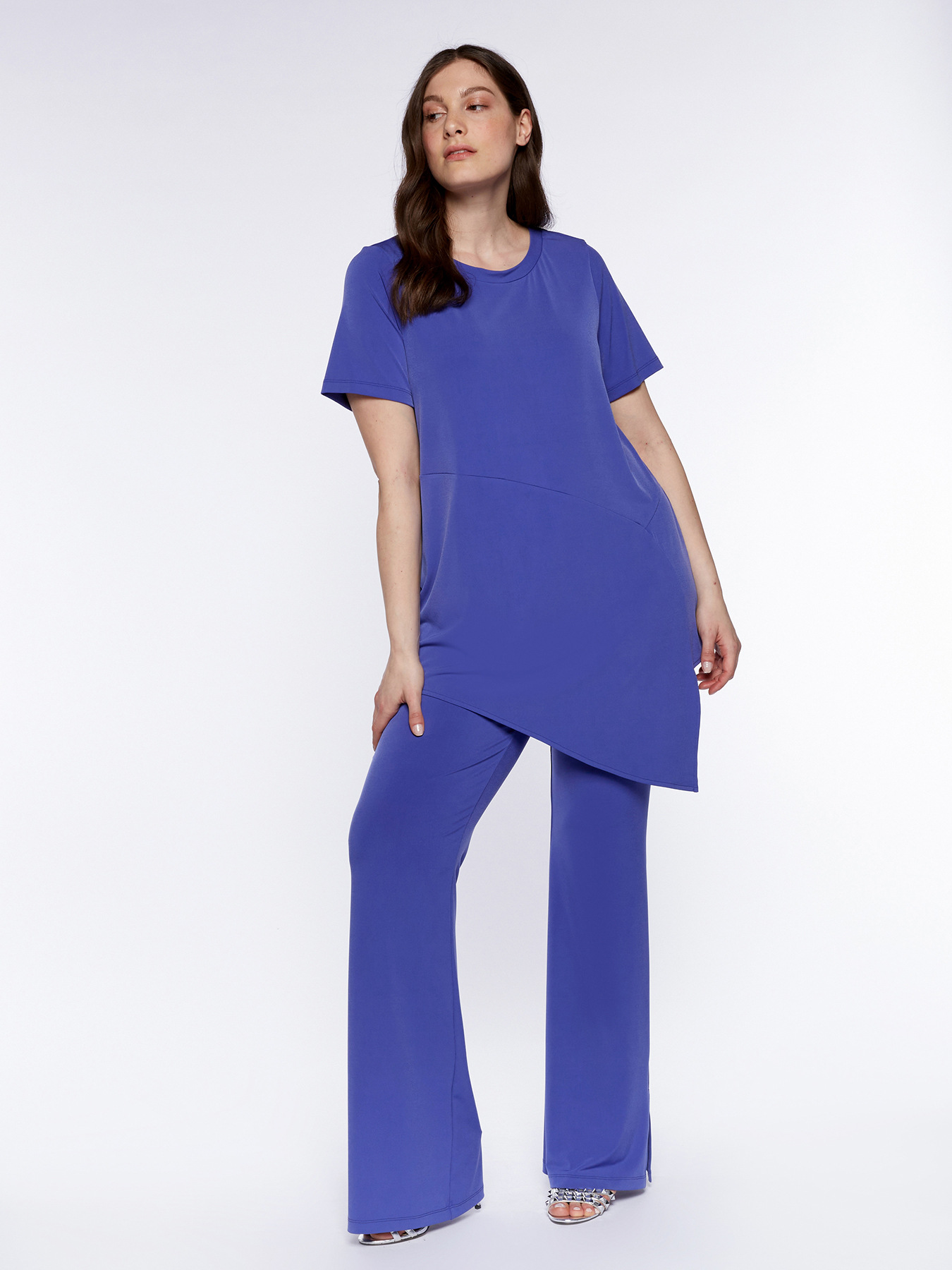 T-shirt con orlo asimmetrico image number 2