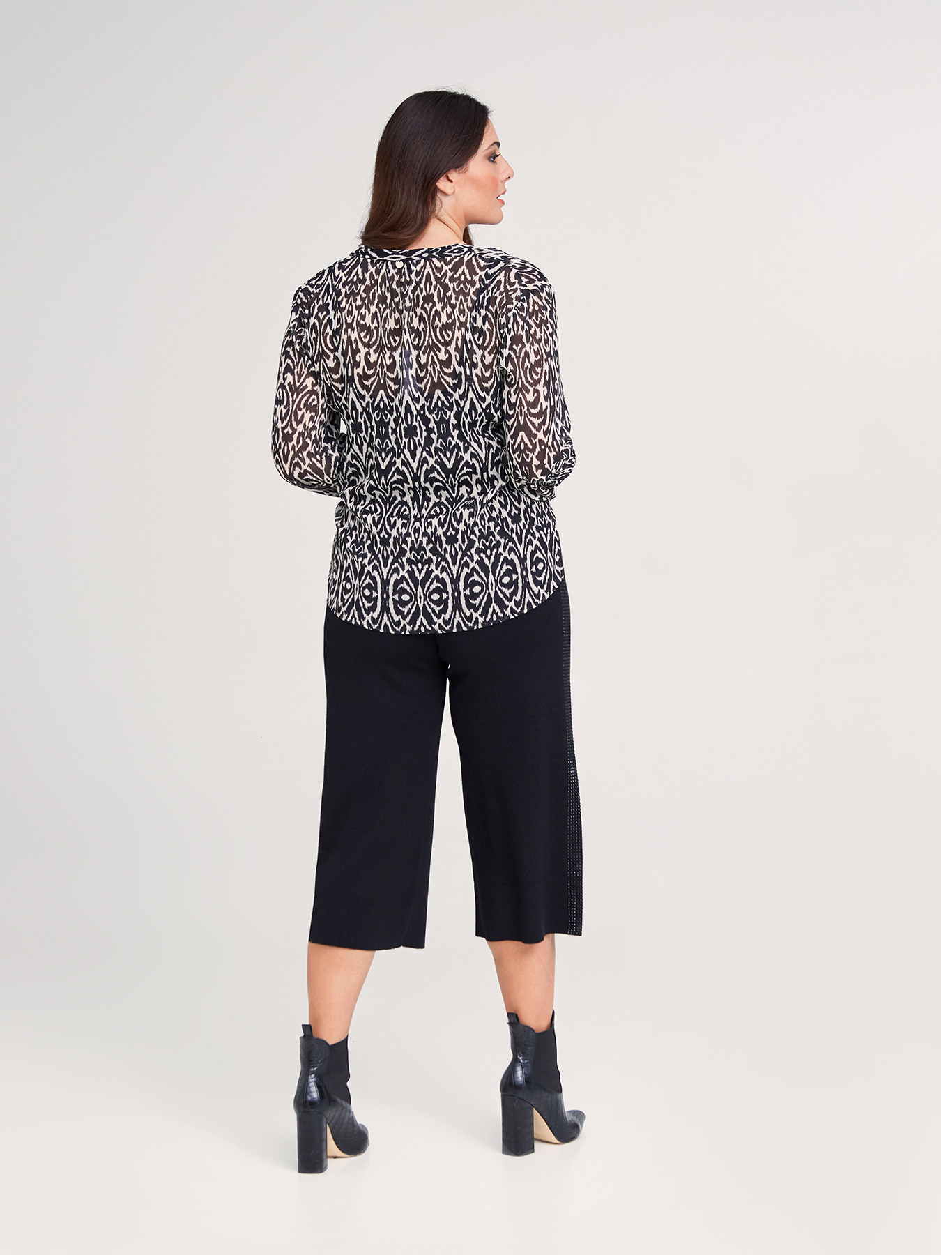 Pantaloni cropped in maglia image number 2