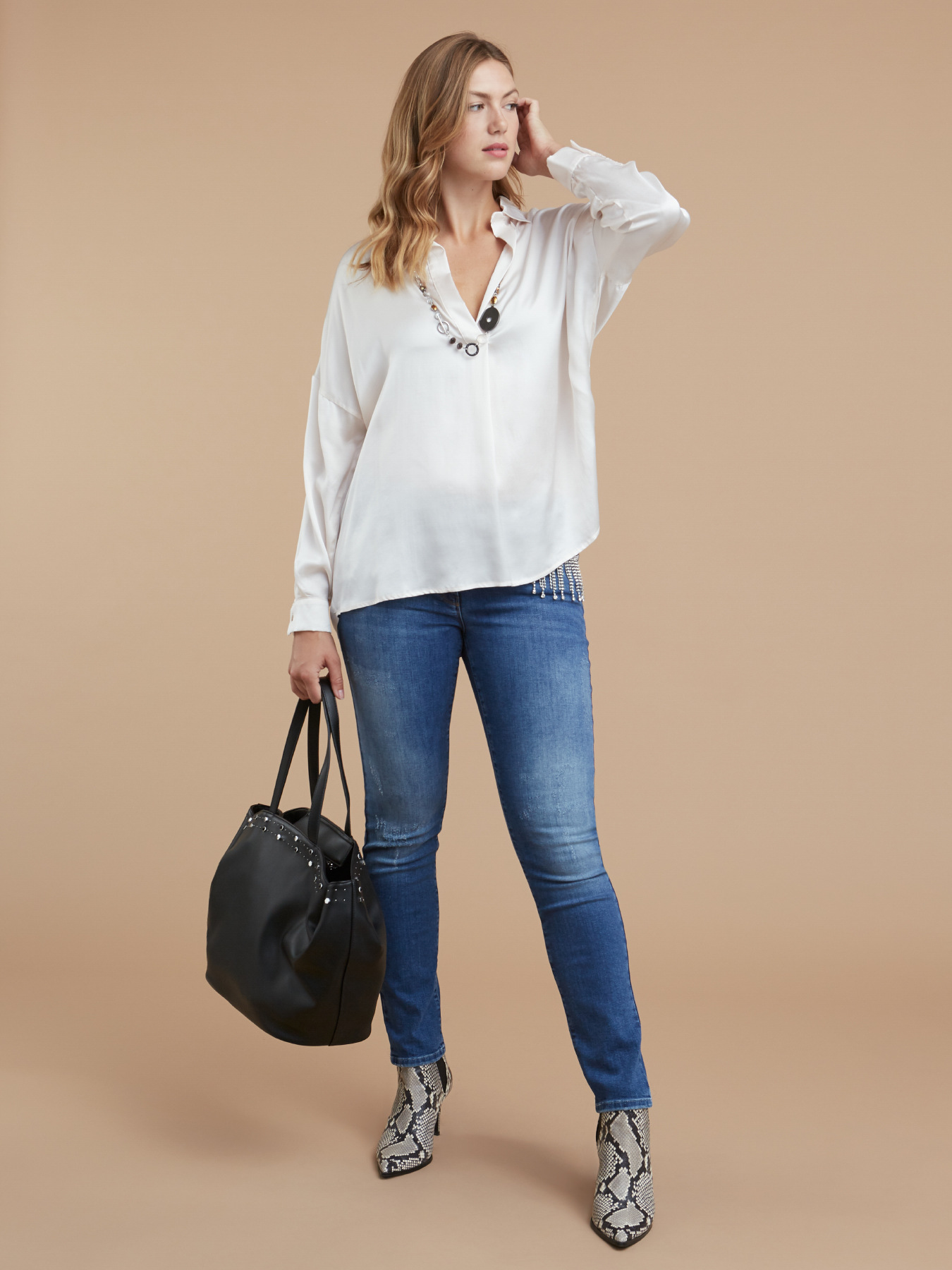 Shopping bag con borchie image number 3