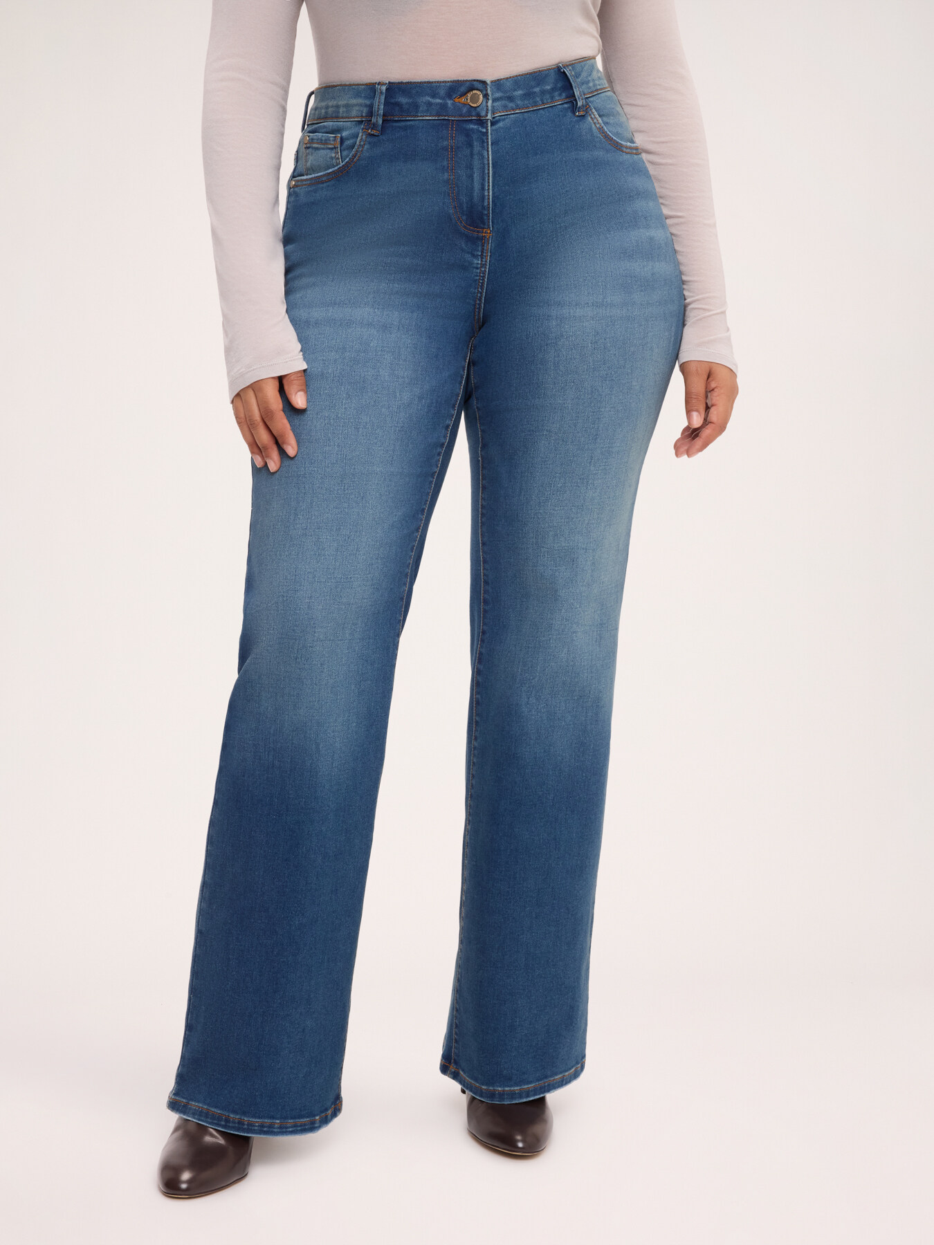 Washed bootcut jeans image number 2