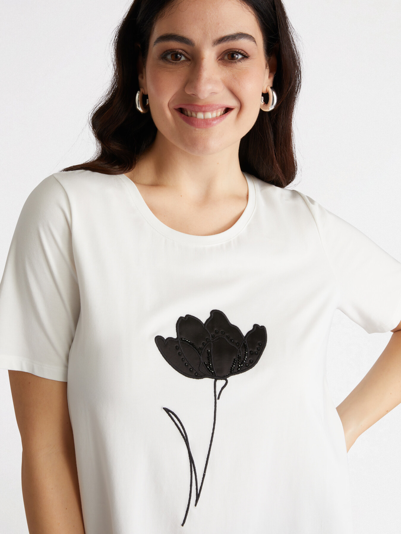 T-shirt with flower print and beads image number 3