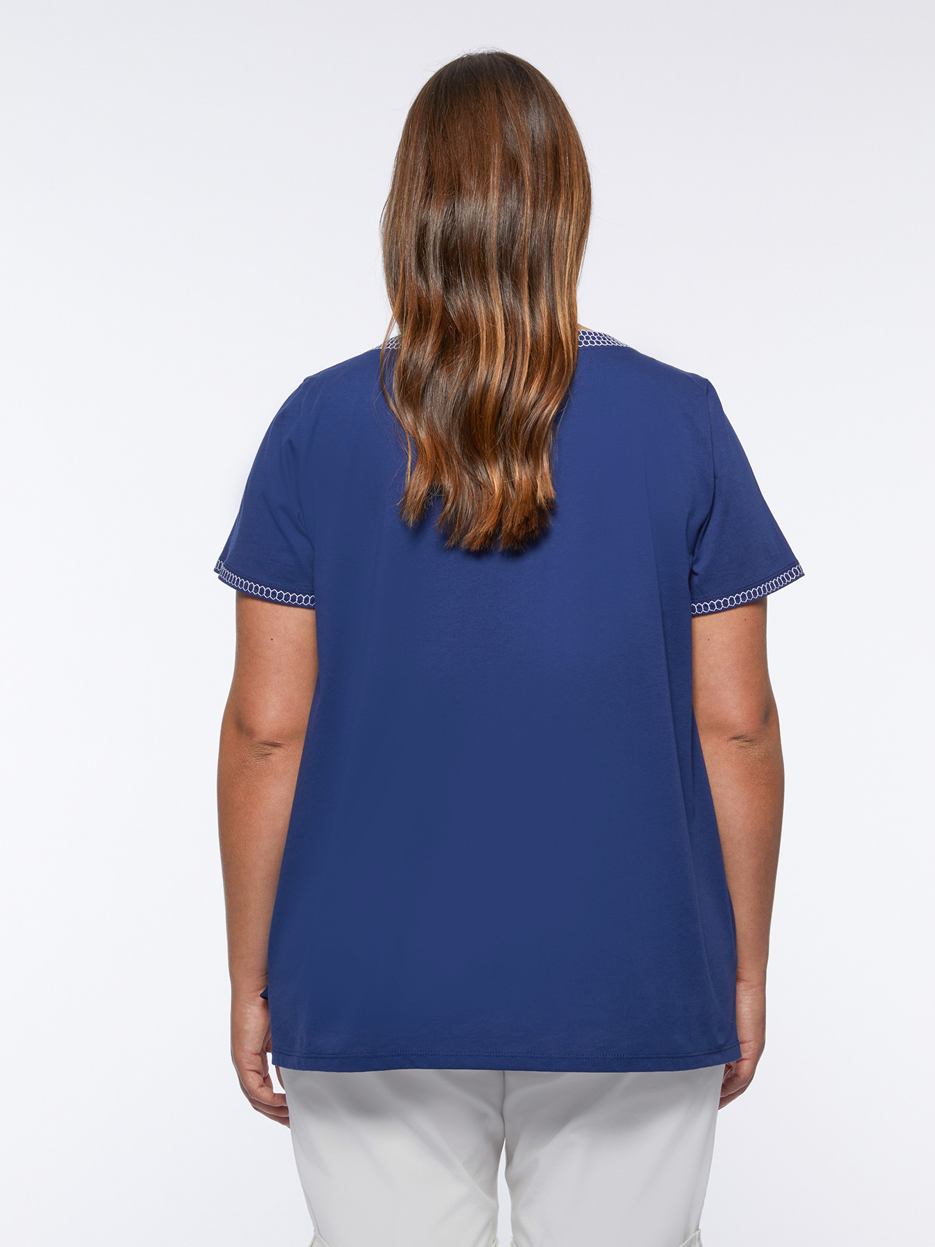 T-shirt con ricami etnici image number 1