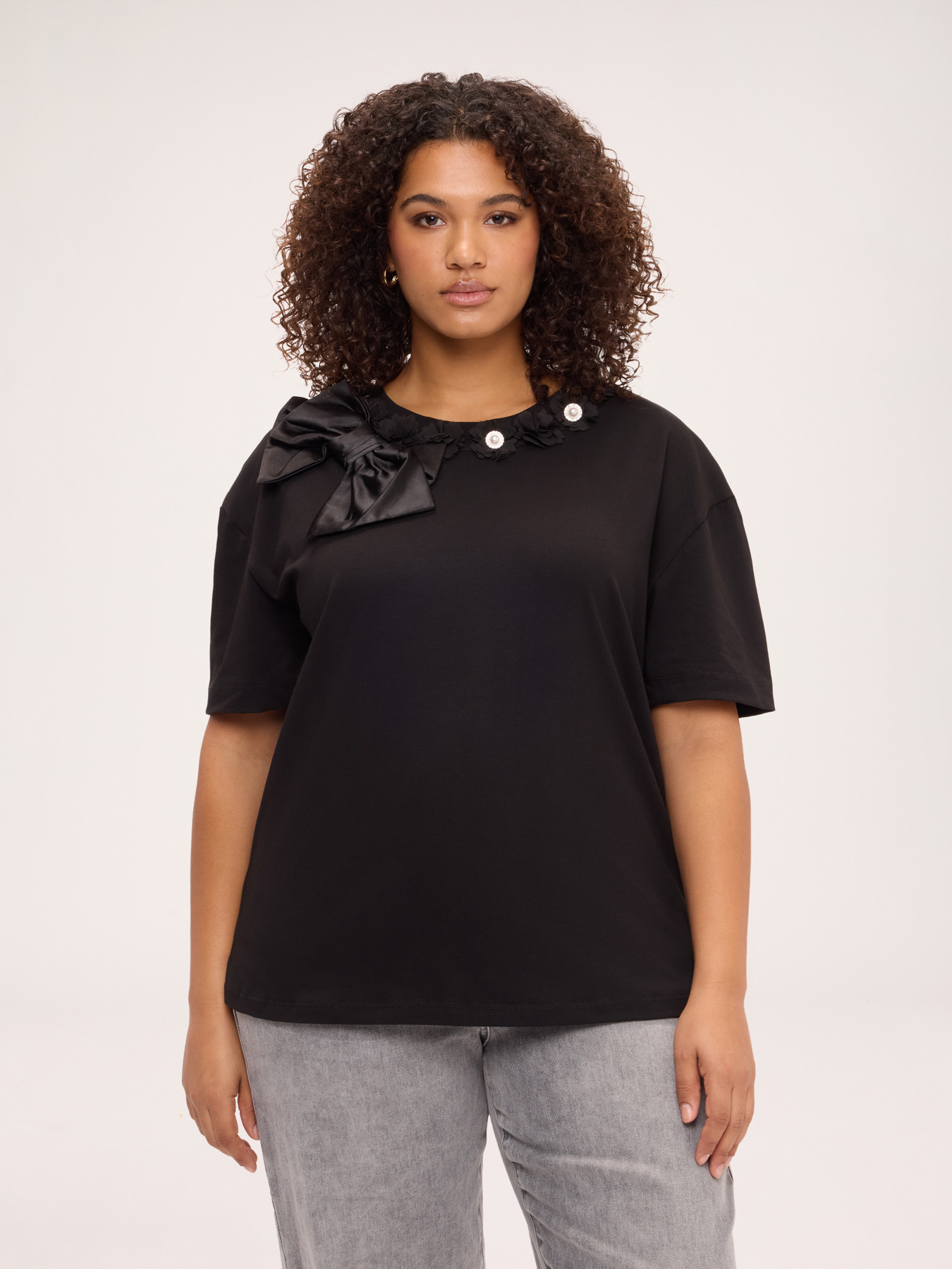T-shirt with floral appliqu&eacute;s and bow image number 0