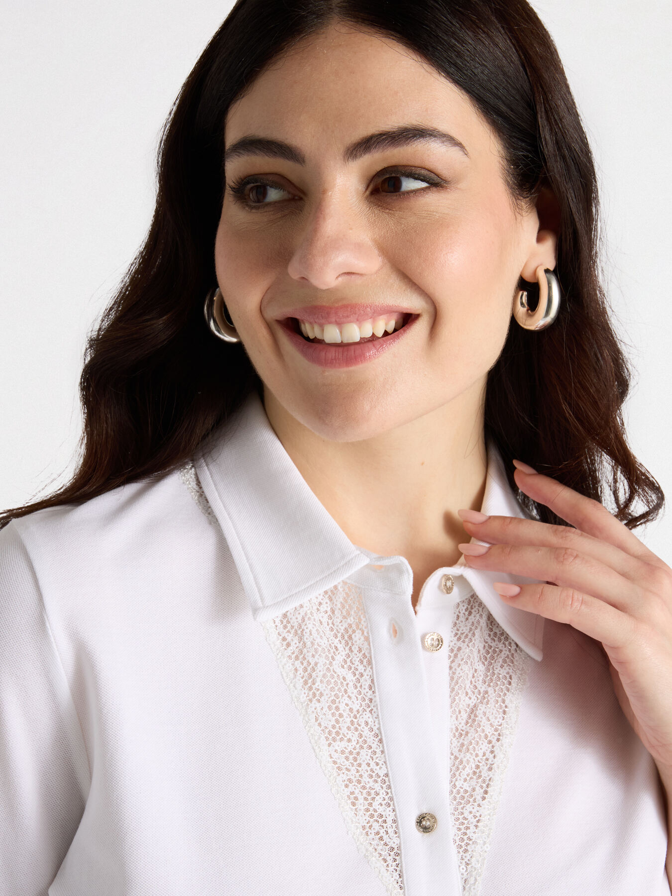 Camisa con aplicaciones bordadas image number 3