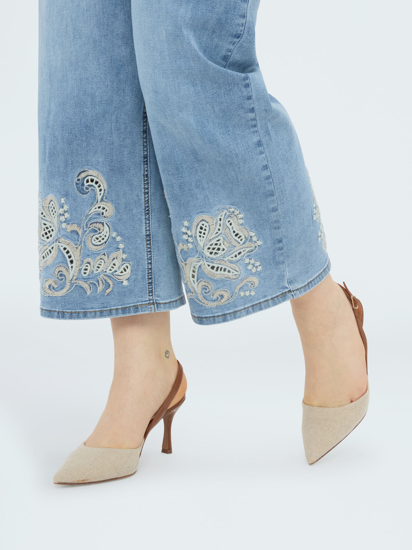 Cropped jeans with floral embroidery image number 3