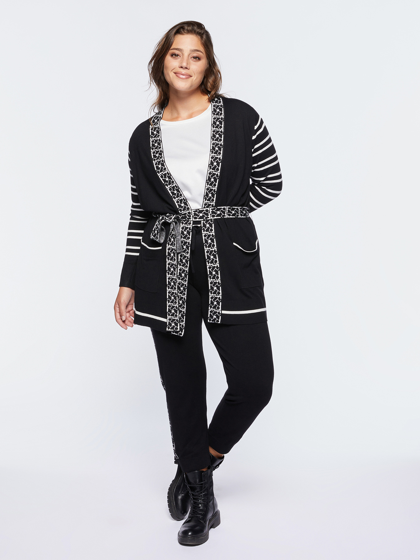 Pantaloni in maglia con loghi image number 1