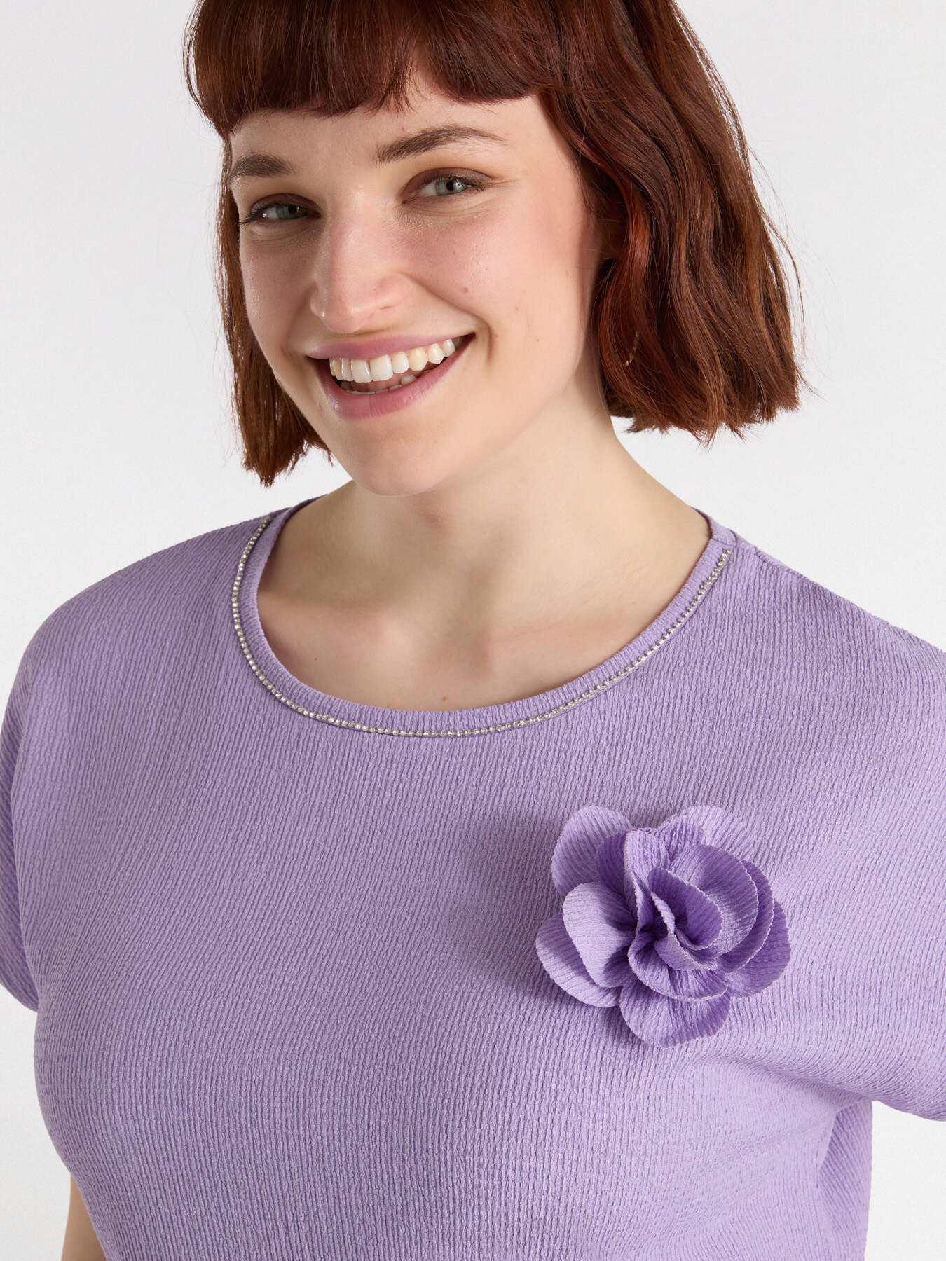 Kreponbluse mit Blume image number 0