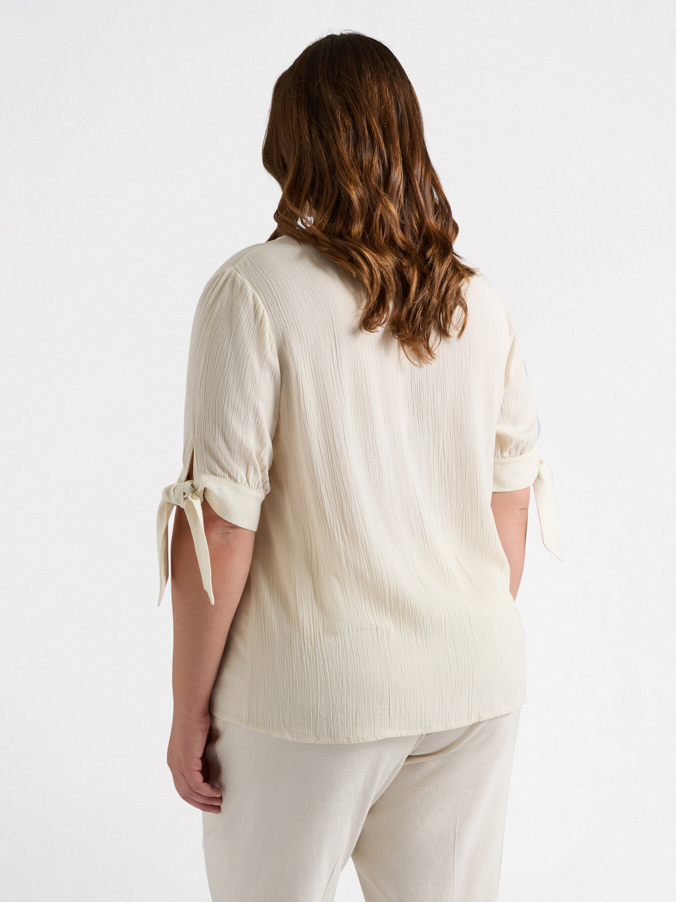 Shirt with knots on the sleeves image number 2