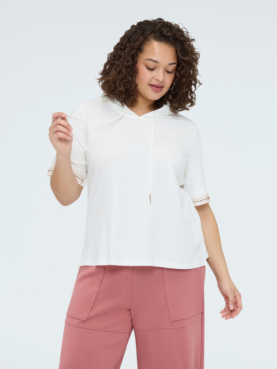 Camiseta con capucha y ribetes hotfix