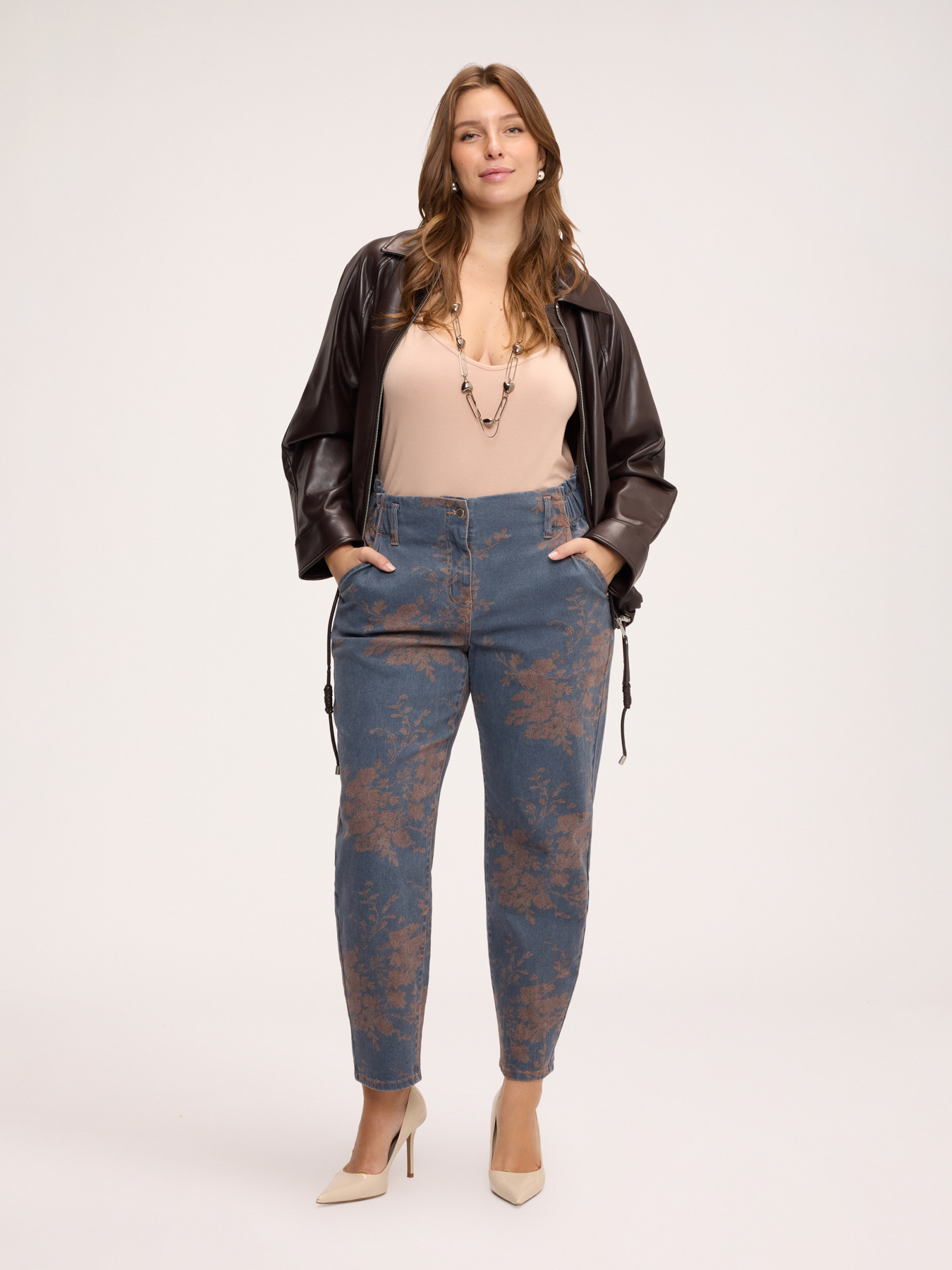 Balloon jeans with floral print image number 2