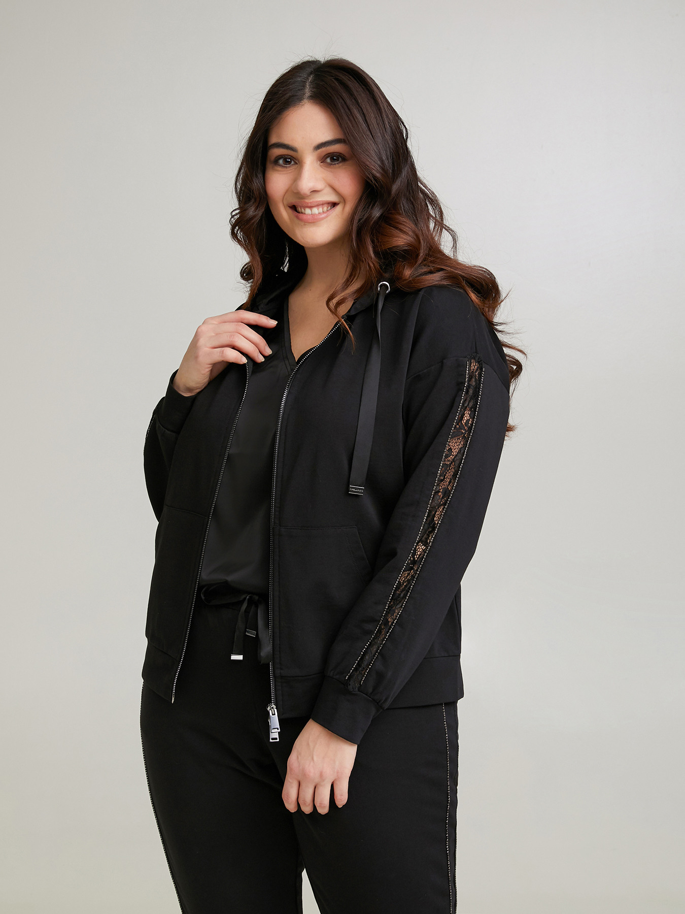 Sweatshirt with lace on the sleeves image number 0