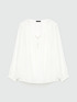 Blusa con collar de perlas image number 4