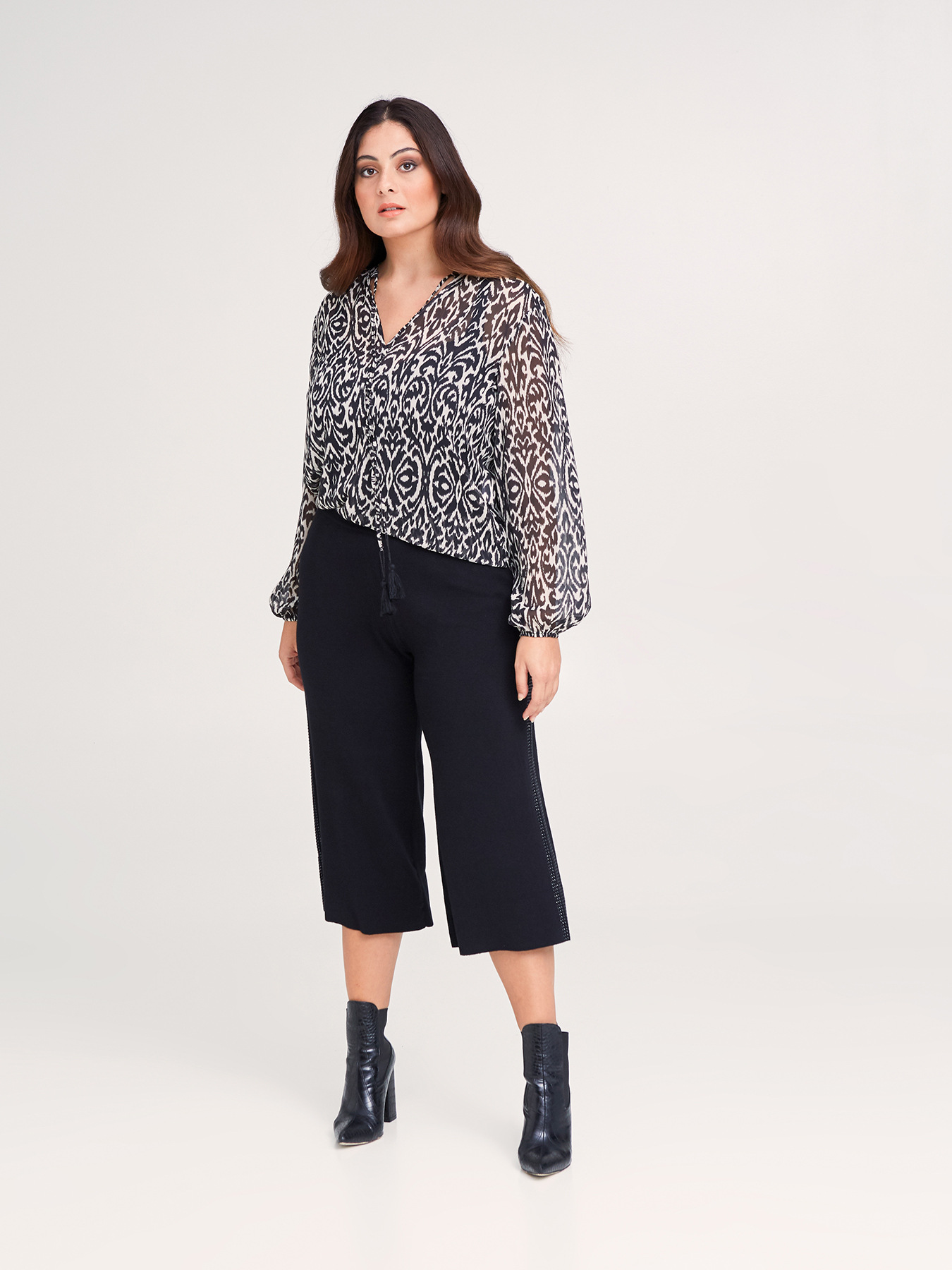 Pantaloni cropped in maglia image number 1