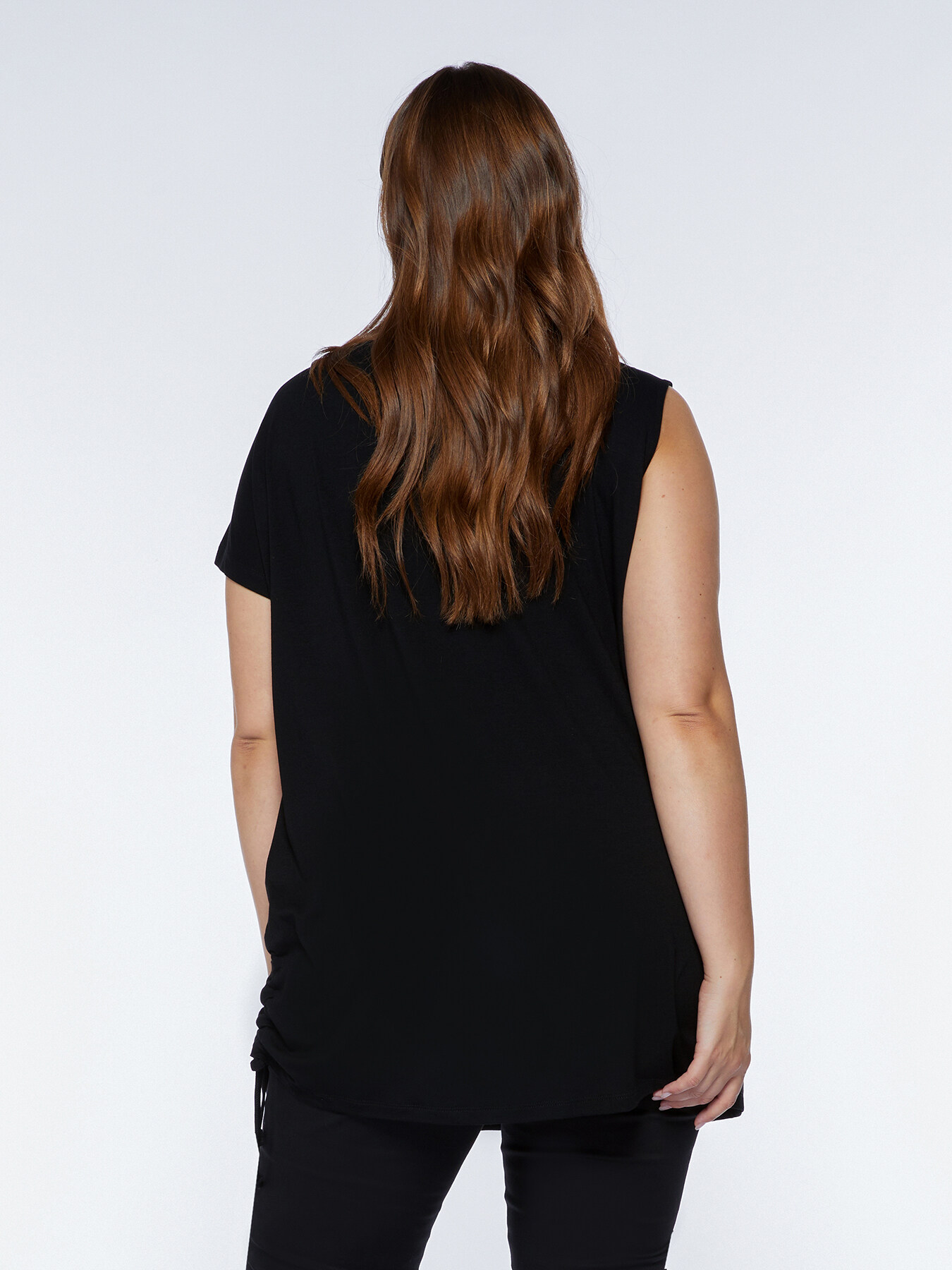 Camiseta asim&eacute;trica con texto image number 1