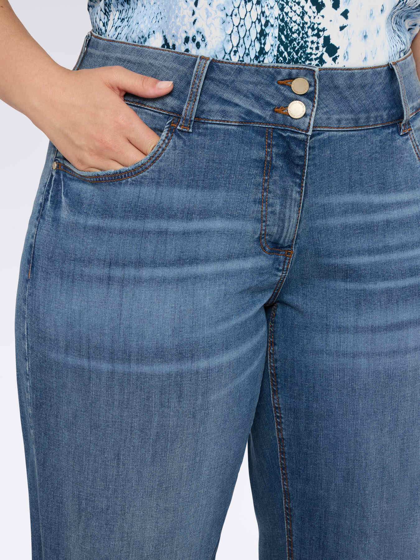 Jeans regulares con dobladillo deshilachado image number 4