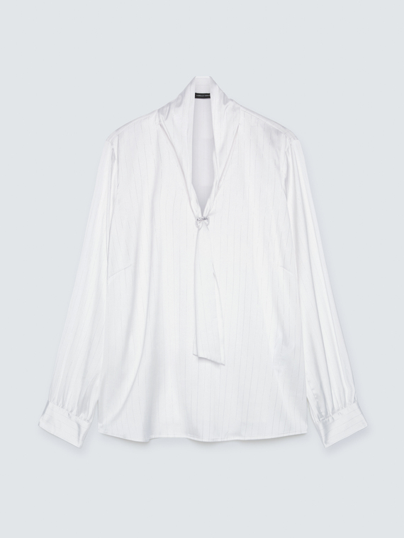 Blusa de sat&eacute;n con corbata