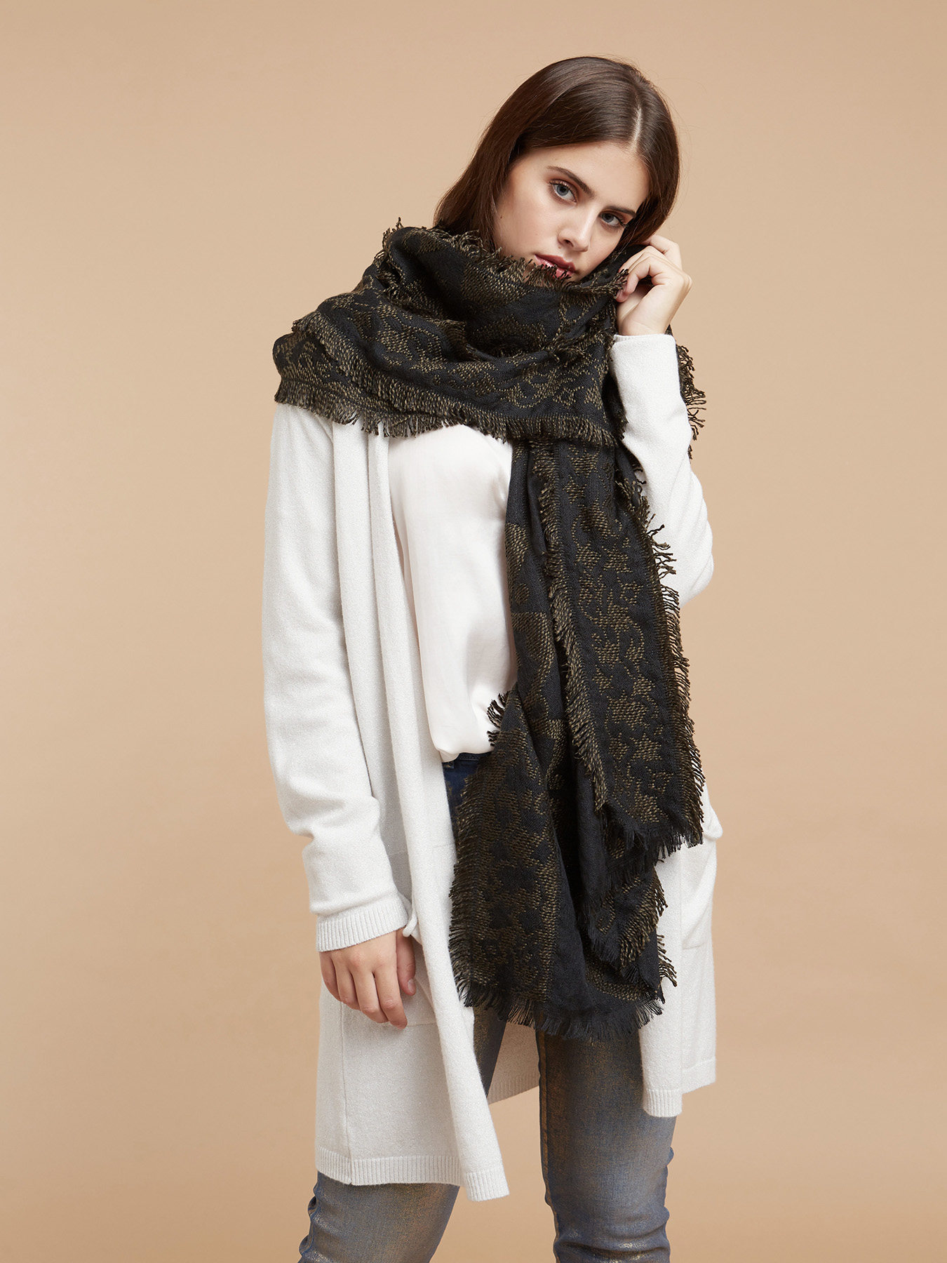 Maxi bufanda con estampado &eacute;tnico image number 2