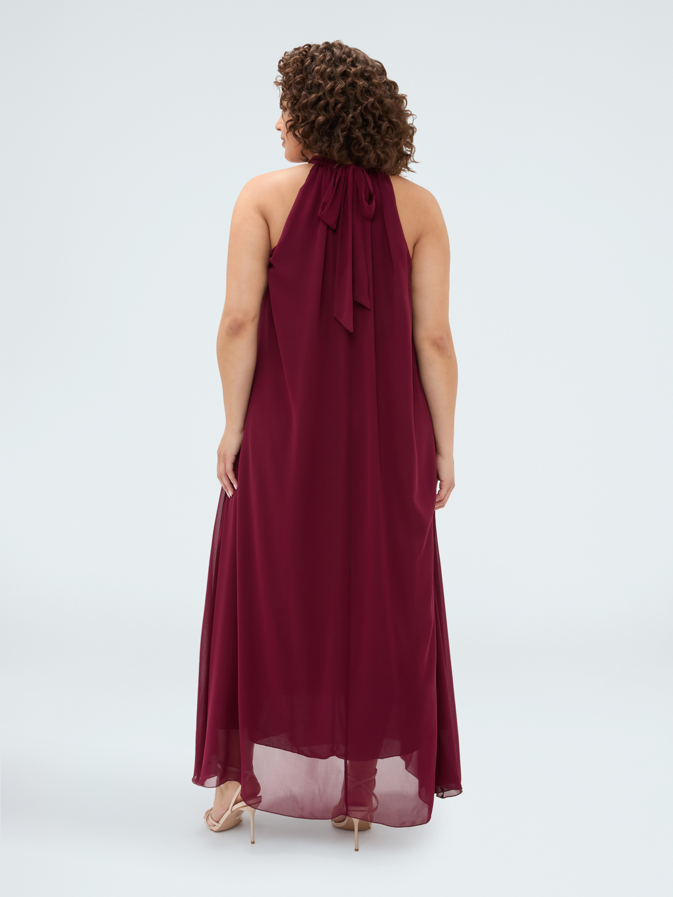 Long Free dress with halter neckline image number 3