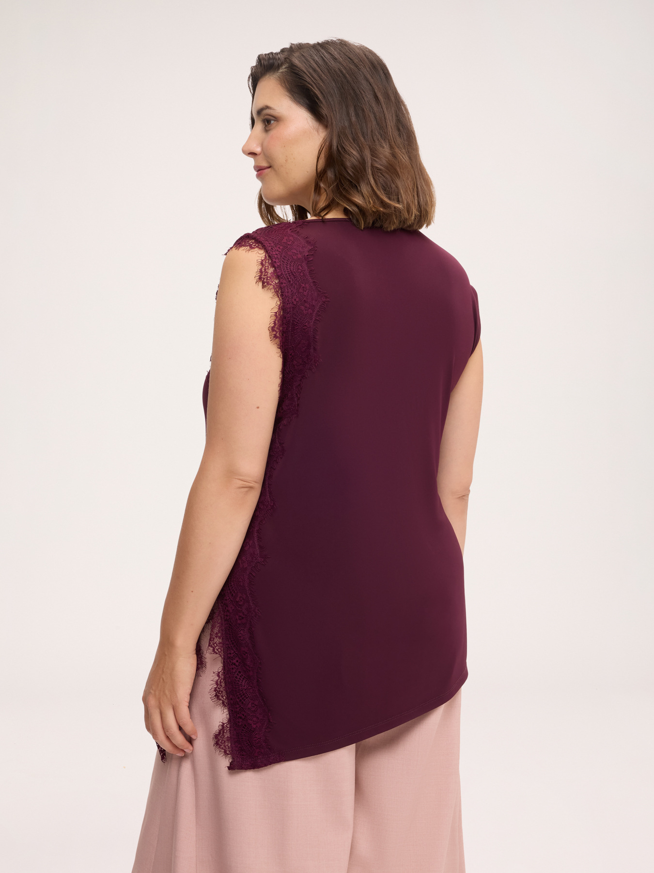 Top asimmetrico con bordo in pizzo image number 1