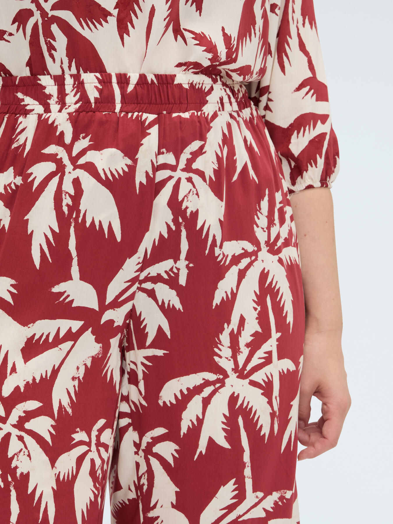 Cropped viscose trousers with print image number 3