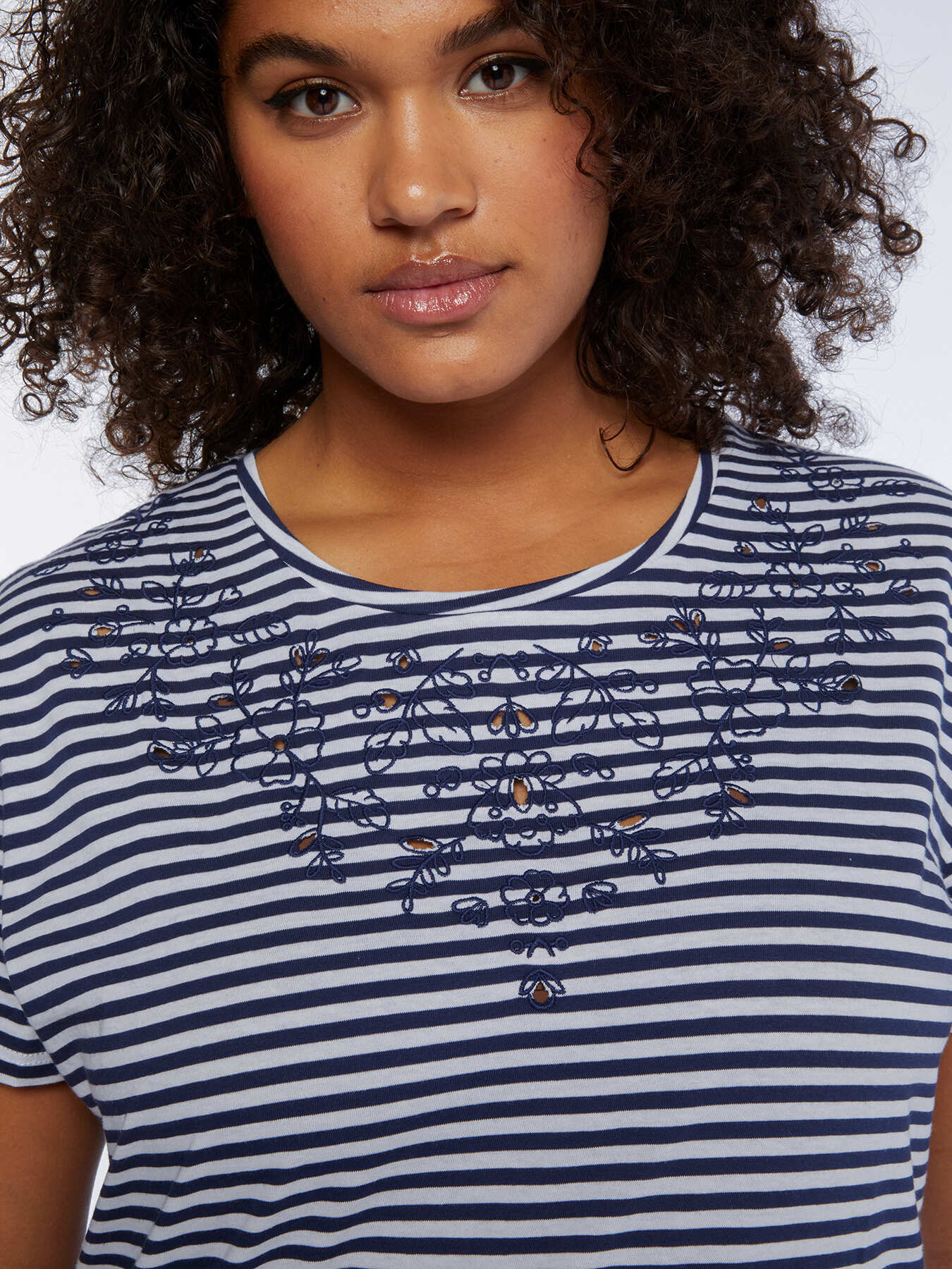 T-shirt rigata con ricami image number 3