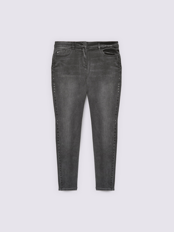 Jeans ajustados con tachuelas