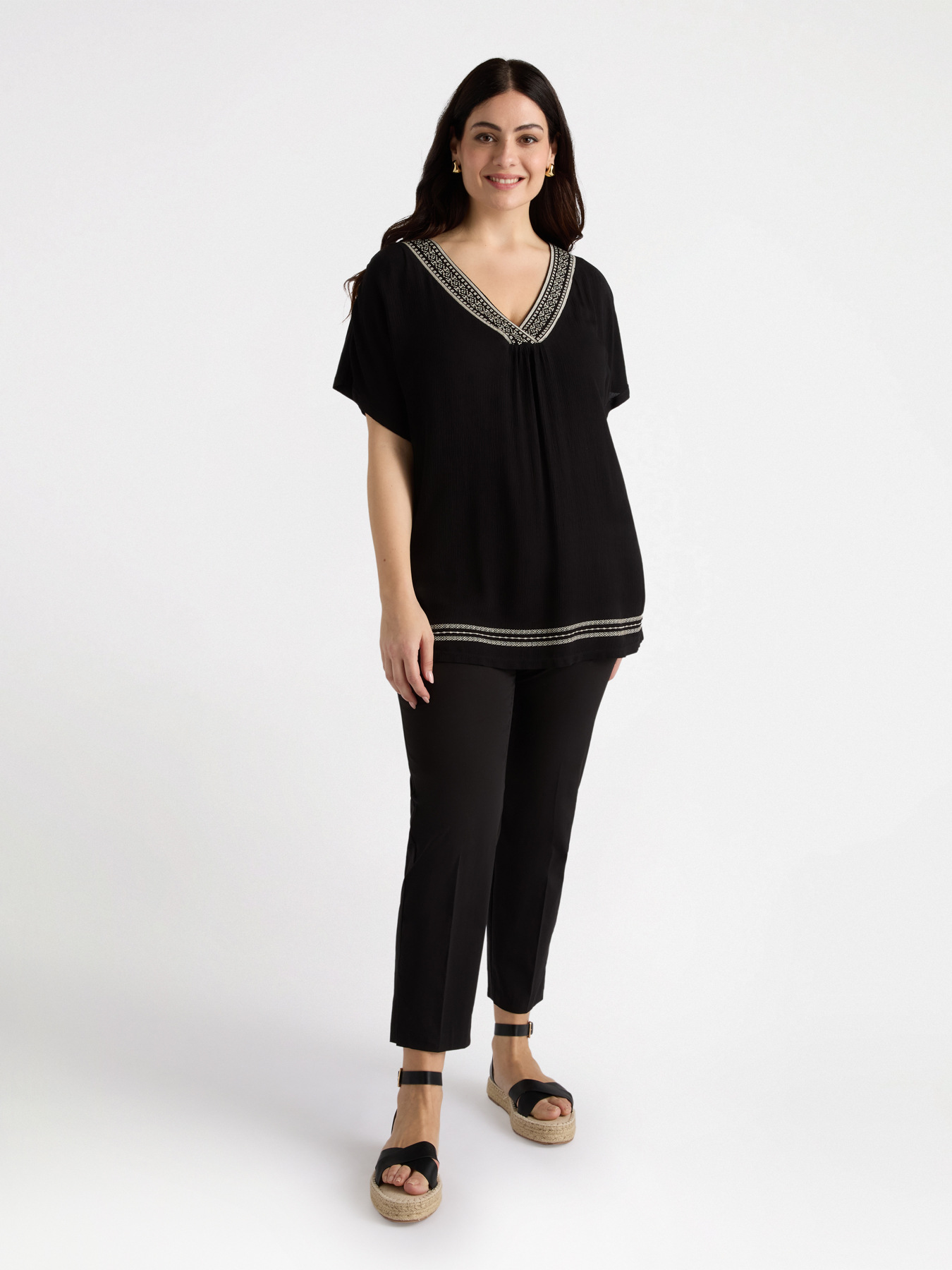 T-shirt con ricamo etnico image number 3