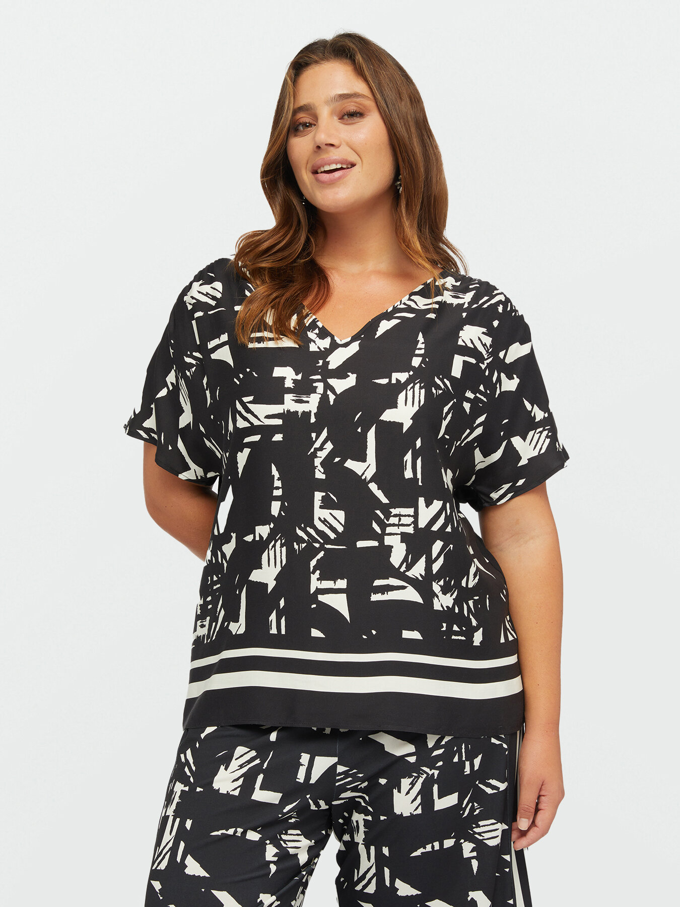 Bluse mit abstraktem Druck image number 3