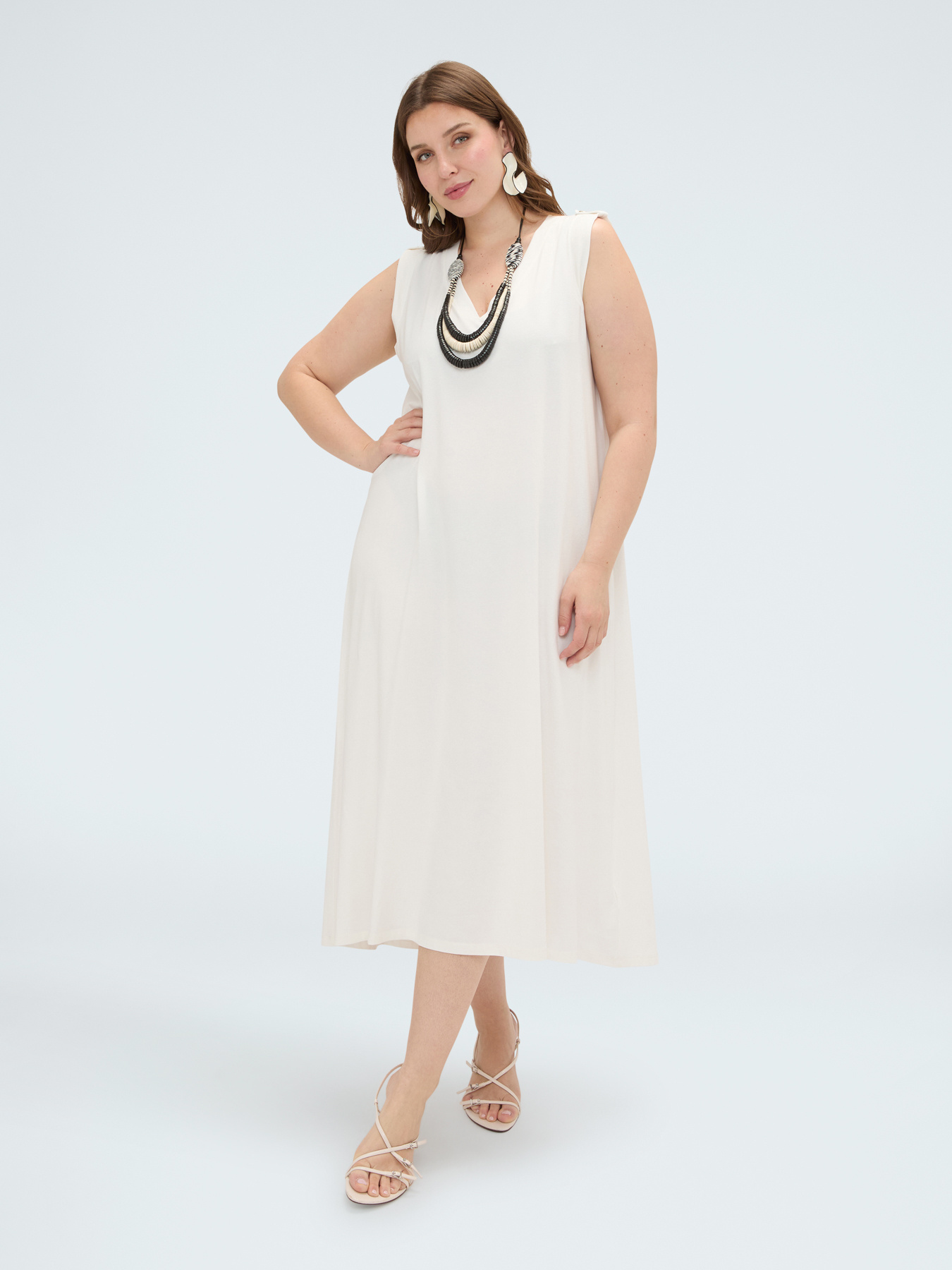 Robe longue avec d&eacute;collet&eacute; en V image number 0