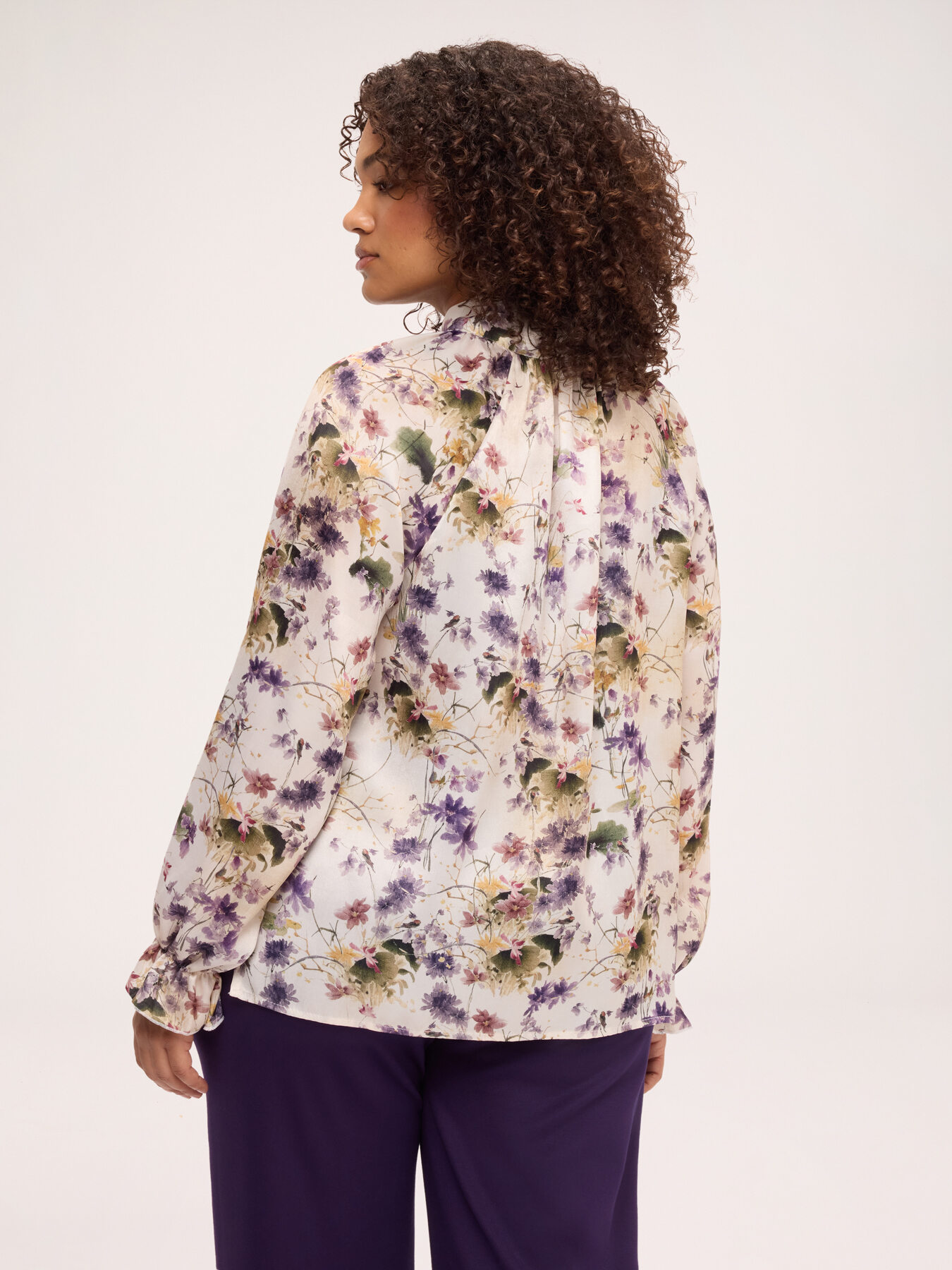 Bluse aus Satin mit Blumendruck und Schleife image number 1