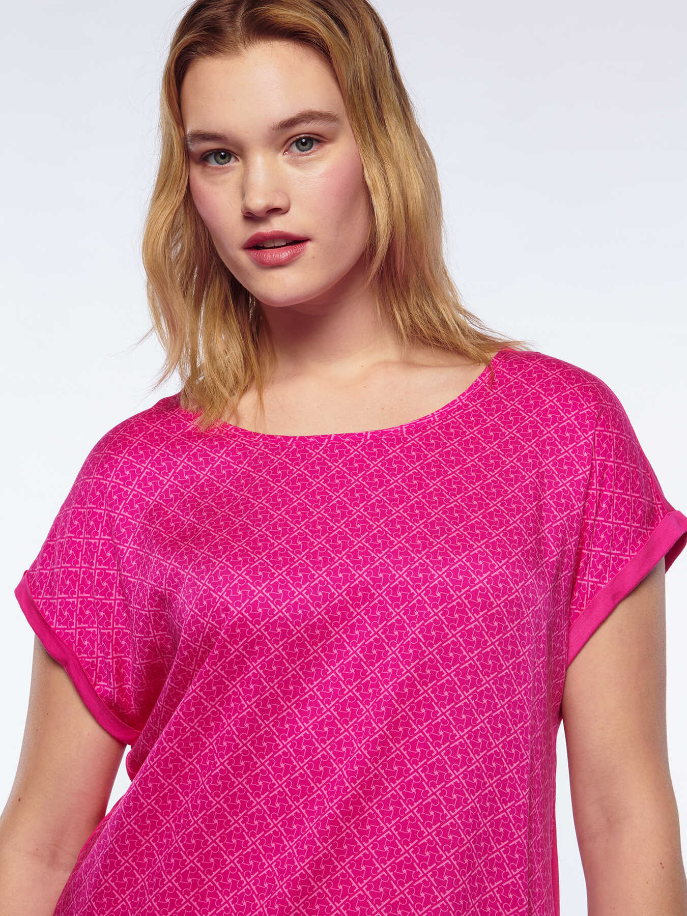 Camiseta con estampado de logotipos image number 1