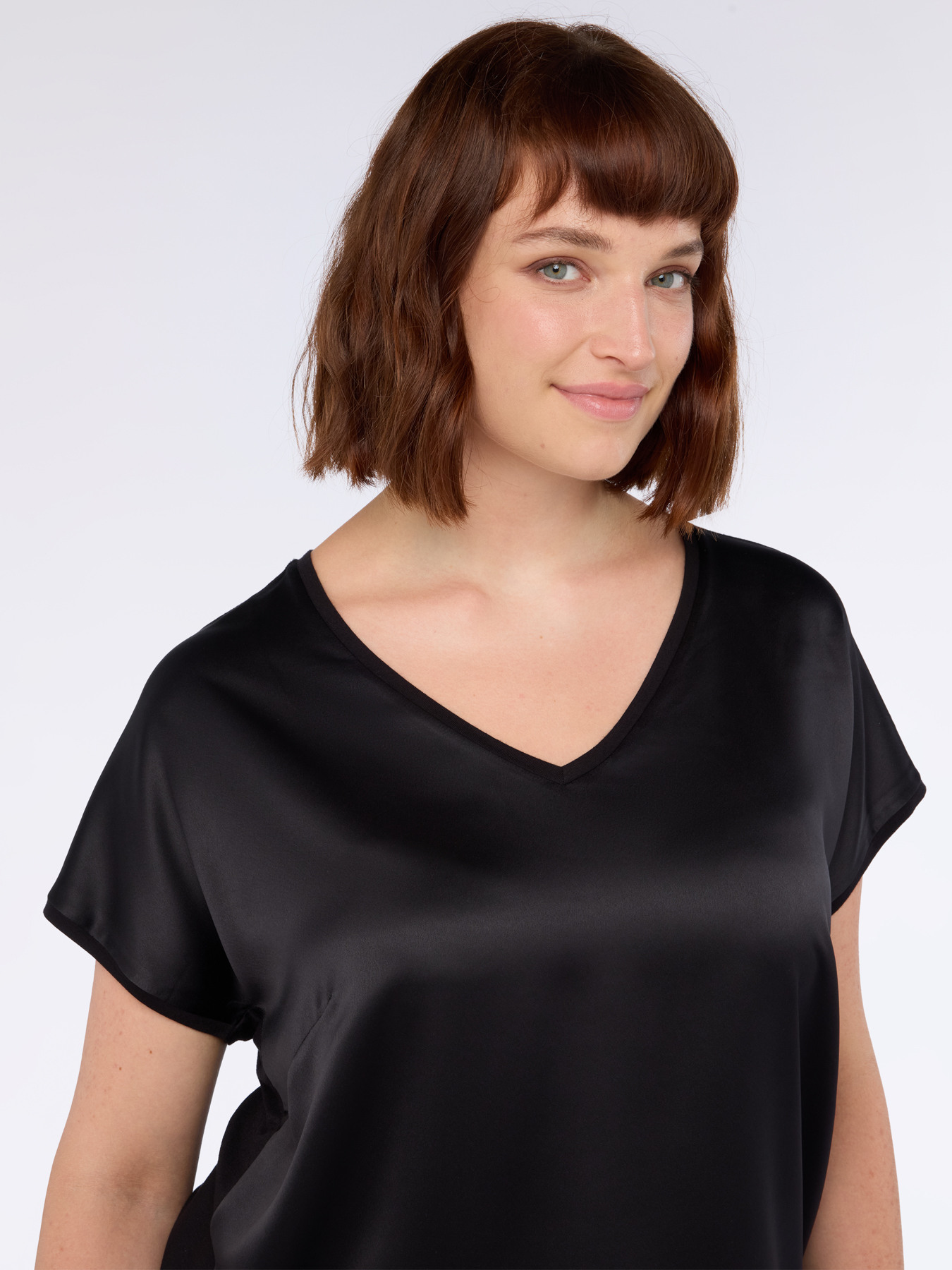 Zweistoffiges T-Shirt mit V-Ausschnitt image number 3