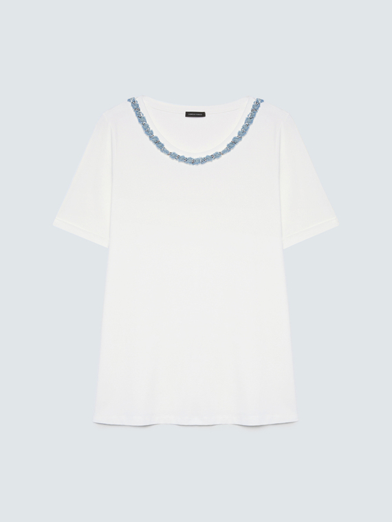 Cotton t-shirt with neckline appliqu&eacute;