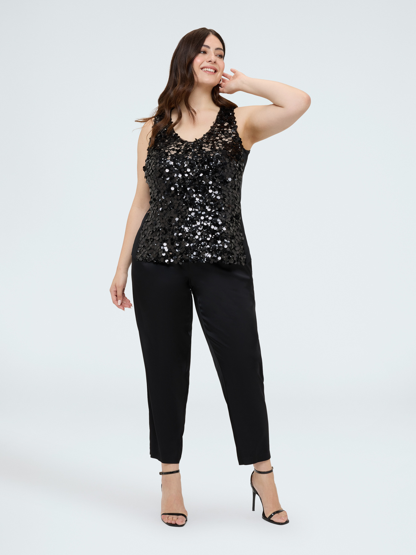 Top &agrave; paillettes et d&eacute;collet&eacute; en V image number 2